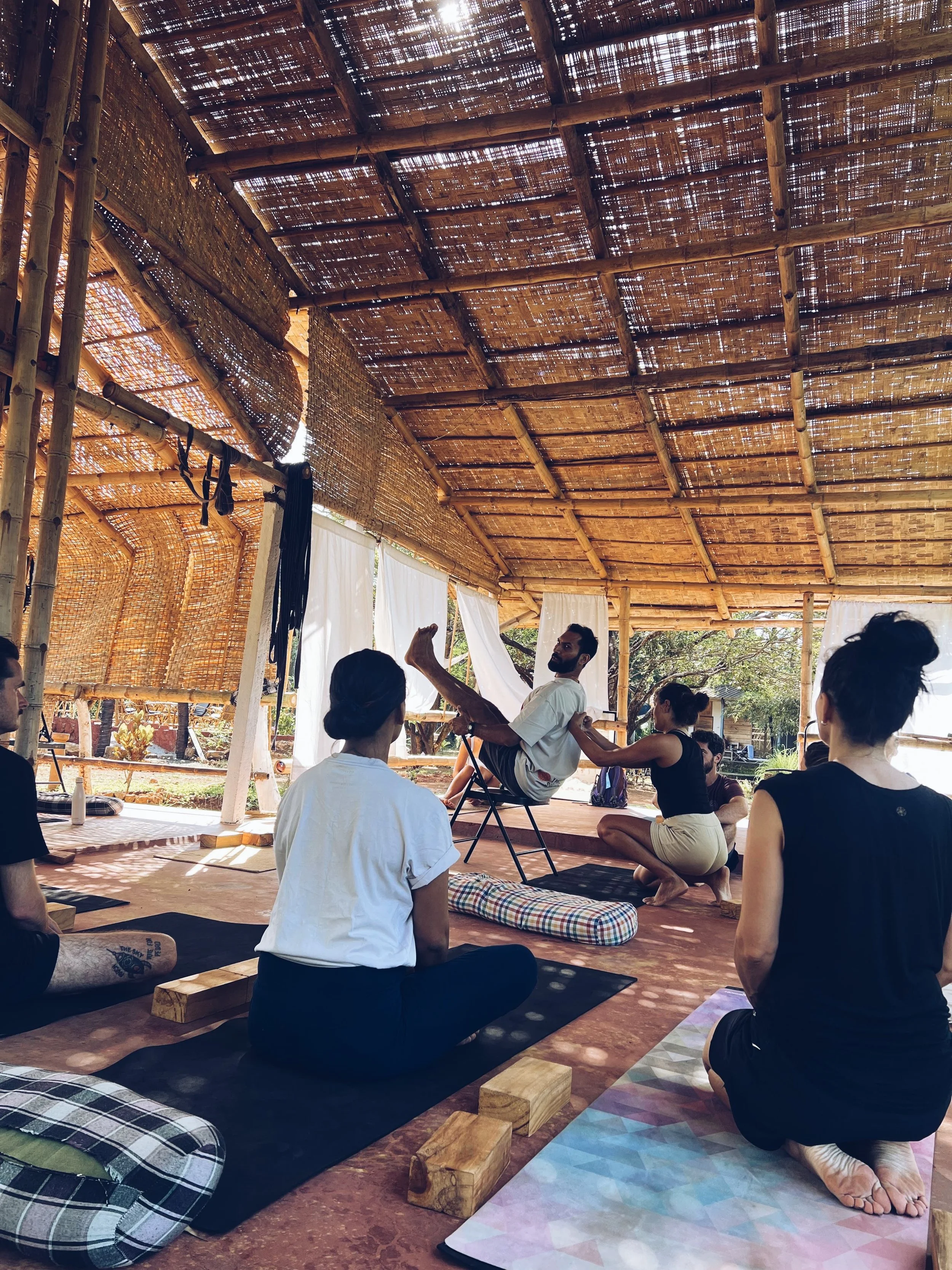 HOW TO CHOOSE THE RIGHT YOGA TEACHER TRAINING (YTTC) FOR YOU