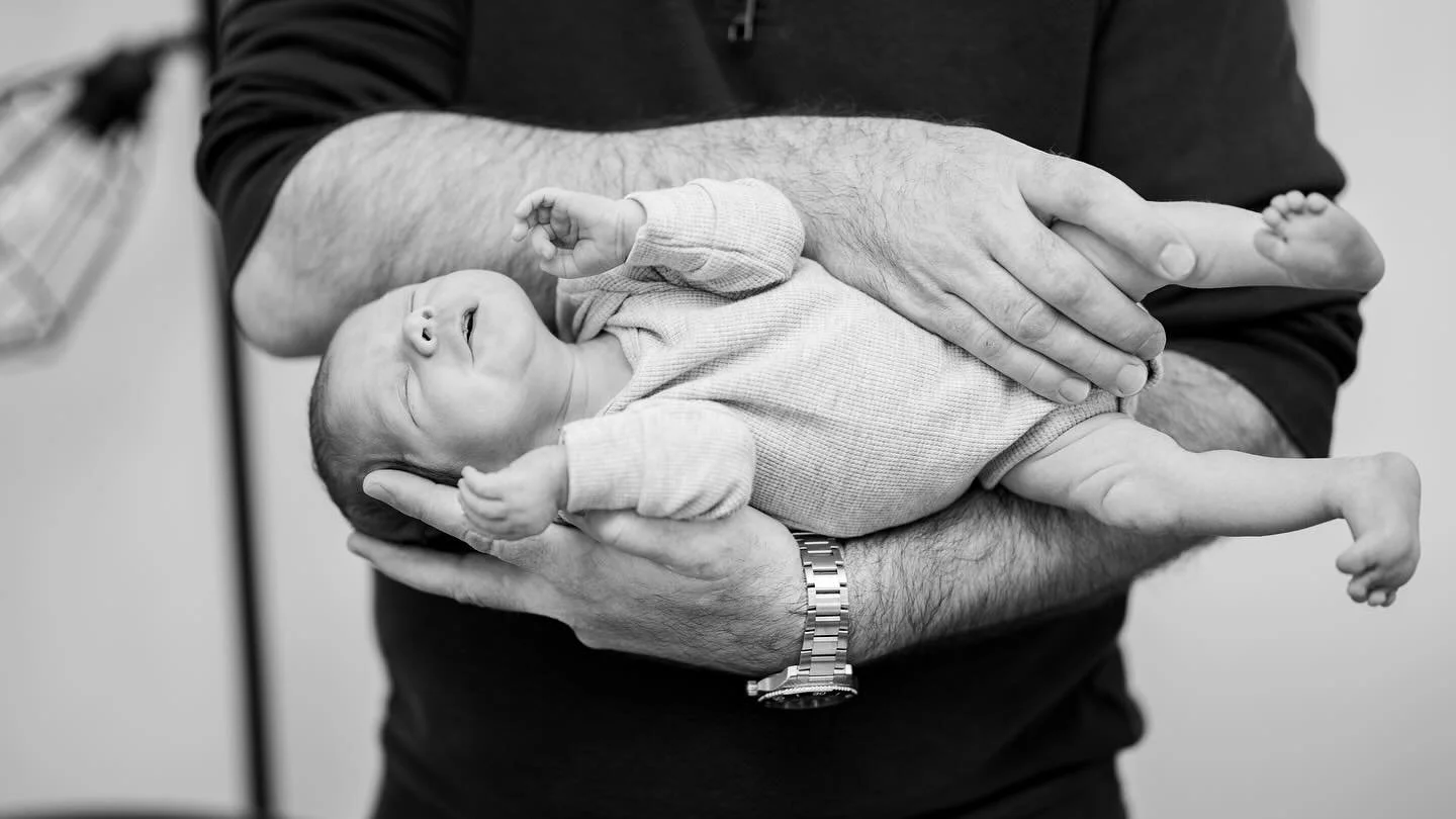 Say hello to Max 💙 Welcome to the world, little one! So happy I got to capture these tiny moments at the start of your big adventure. 🌟
.
.
.
.
#NewbornPhotography #BabyMax #NewbornPortraits #LittleMiracle #BabyLove #InstaBaby #NewbornPhotographer 