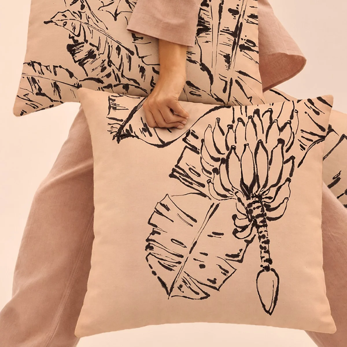Almofadas estampadas com ilustrações da série Bananeiras de Moreré