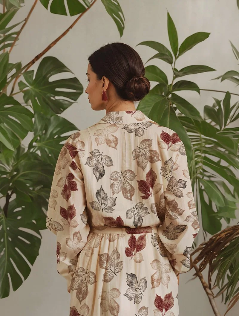 Estampa botânica autoral de Lívia Cruz com monotipia a partir de planta natural aplicada em vestido
