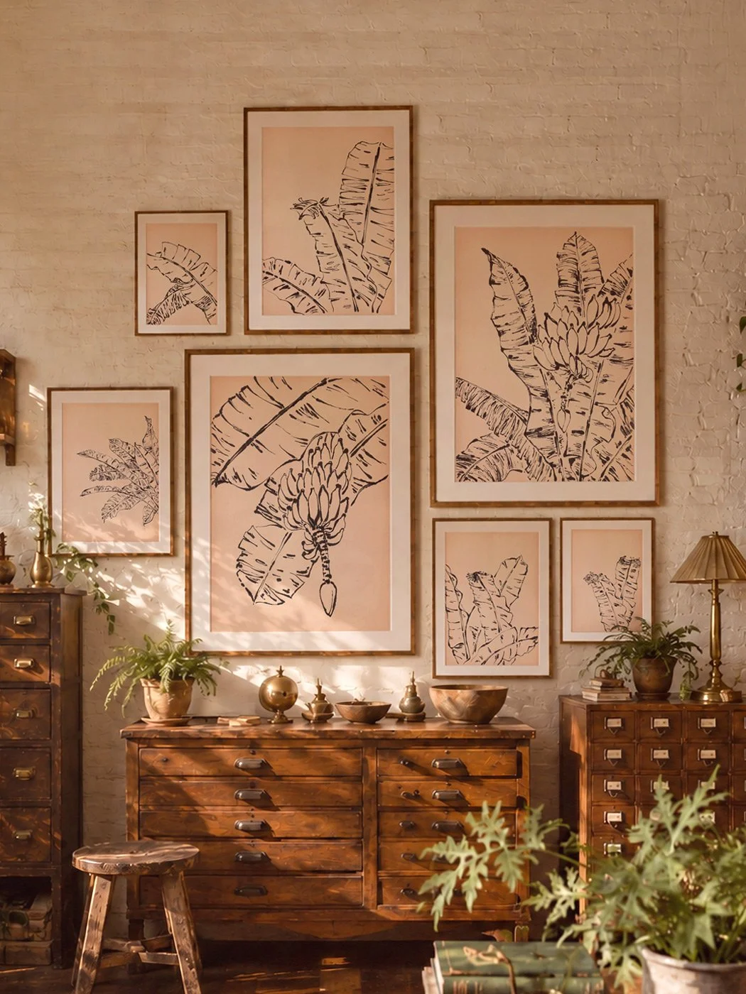 Composição de quadros com diversos prints das ilustrações da série Bananeiras de Moreré em ambiente decorado