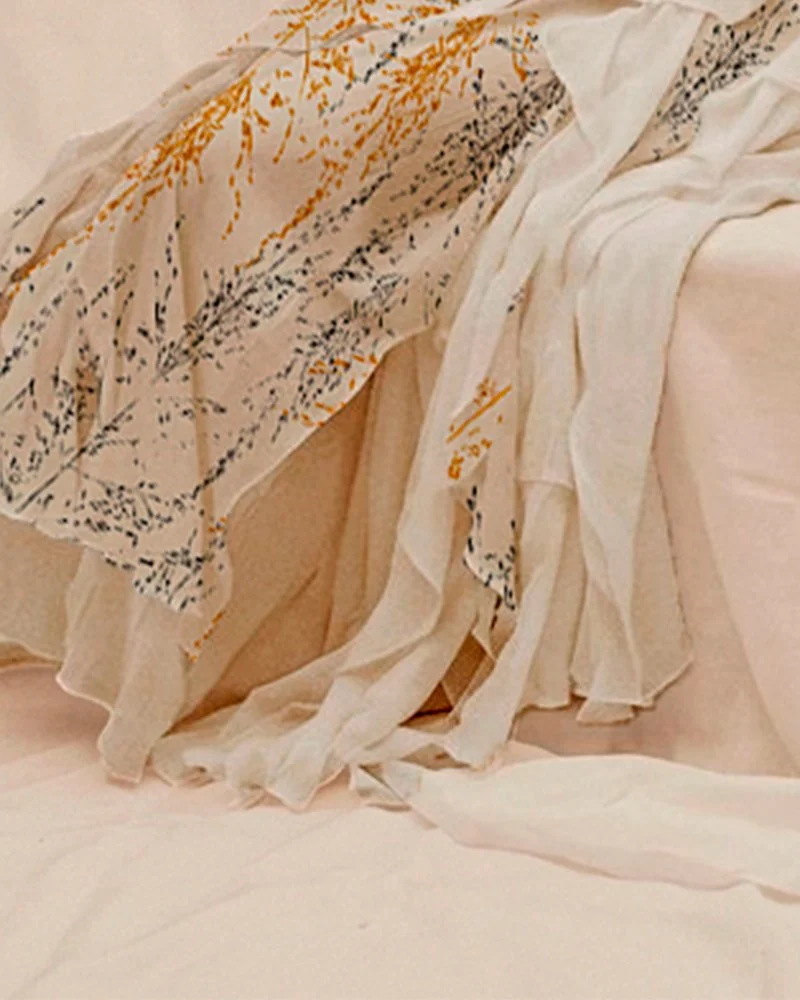 Detalhe do braço de vestido com estampa botânica de Lívia Cruz