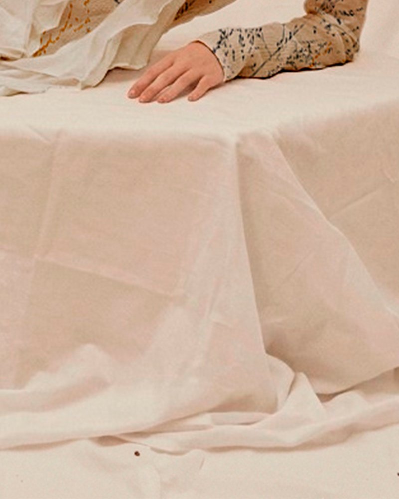 Detalhe da saia de vestido com estampa botânica de Lívia Cruz