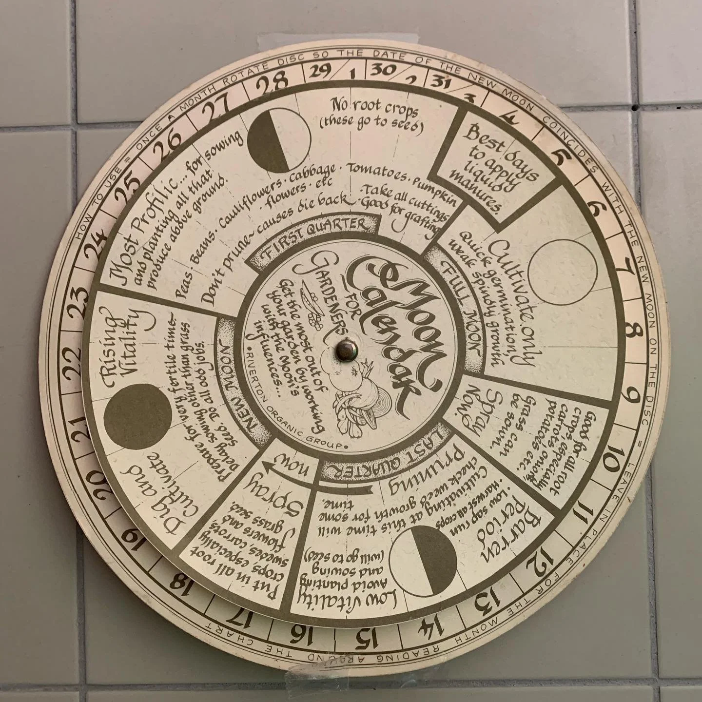 The coolest little Moon Calendar for Gardeners. Adjustable for each month.
So today the 10th shows: &quot;Good for all root crops, especially carrots, onions, potatoes etc. Grass can be sown. Spray now.&quot;
.
.
#lunargardeningcalendar #lunargardeni