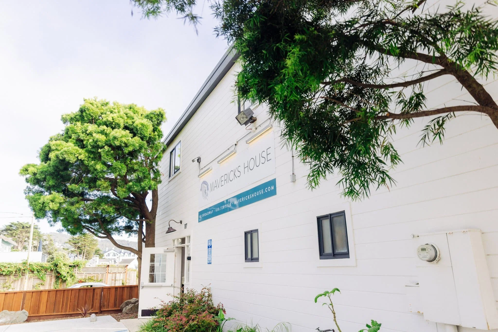 Exterior of Maverick’s Beach House wedding venue in Half Moon Bay overlooking the Pacific Ocean
