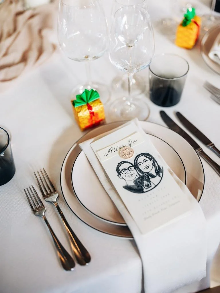Custom plates featuring an illustration of the bride and groom