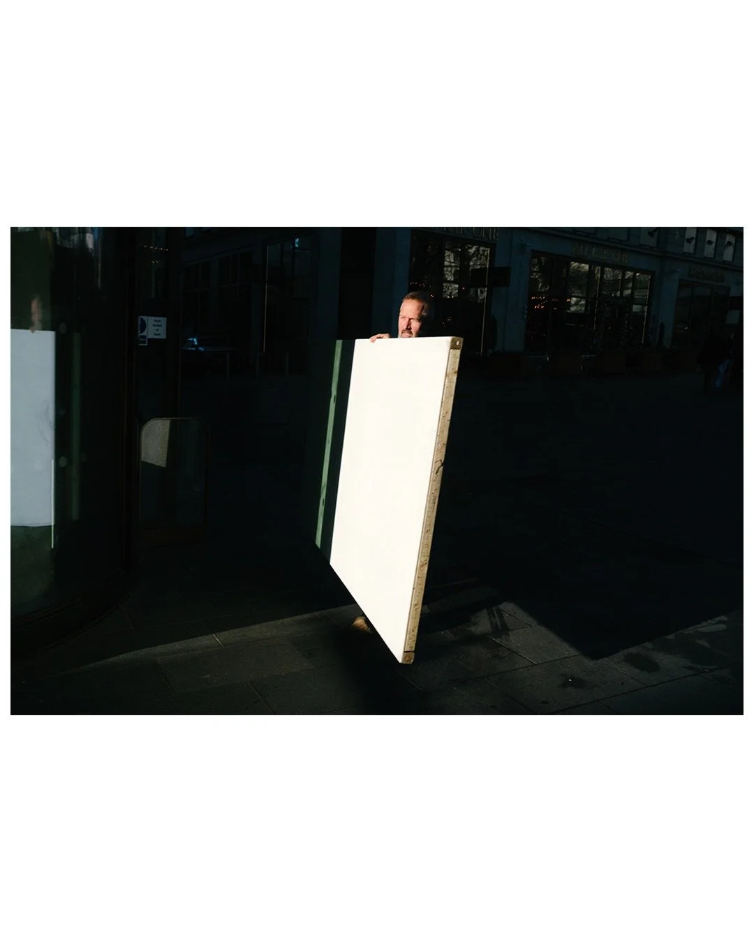 5 bits of recent London street photography 👀

#shinyhappystreet #woofermagazine #street_badass #lensculture #burnmyeye streetmacadam mystreet_bnw framelinesmag