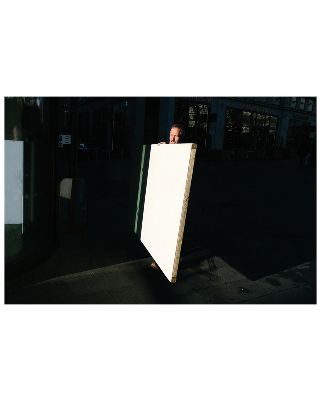 5 bits of recent London street photography 👀

#shinyhappystreet #woofermagazine #street_badass #lensculture #burnmyeye streetmacadam mystreet_bnw framelinesmag