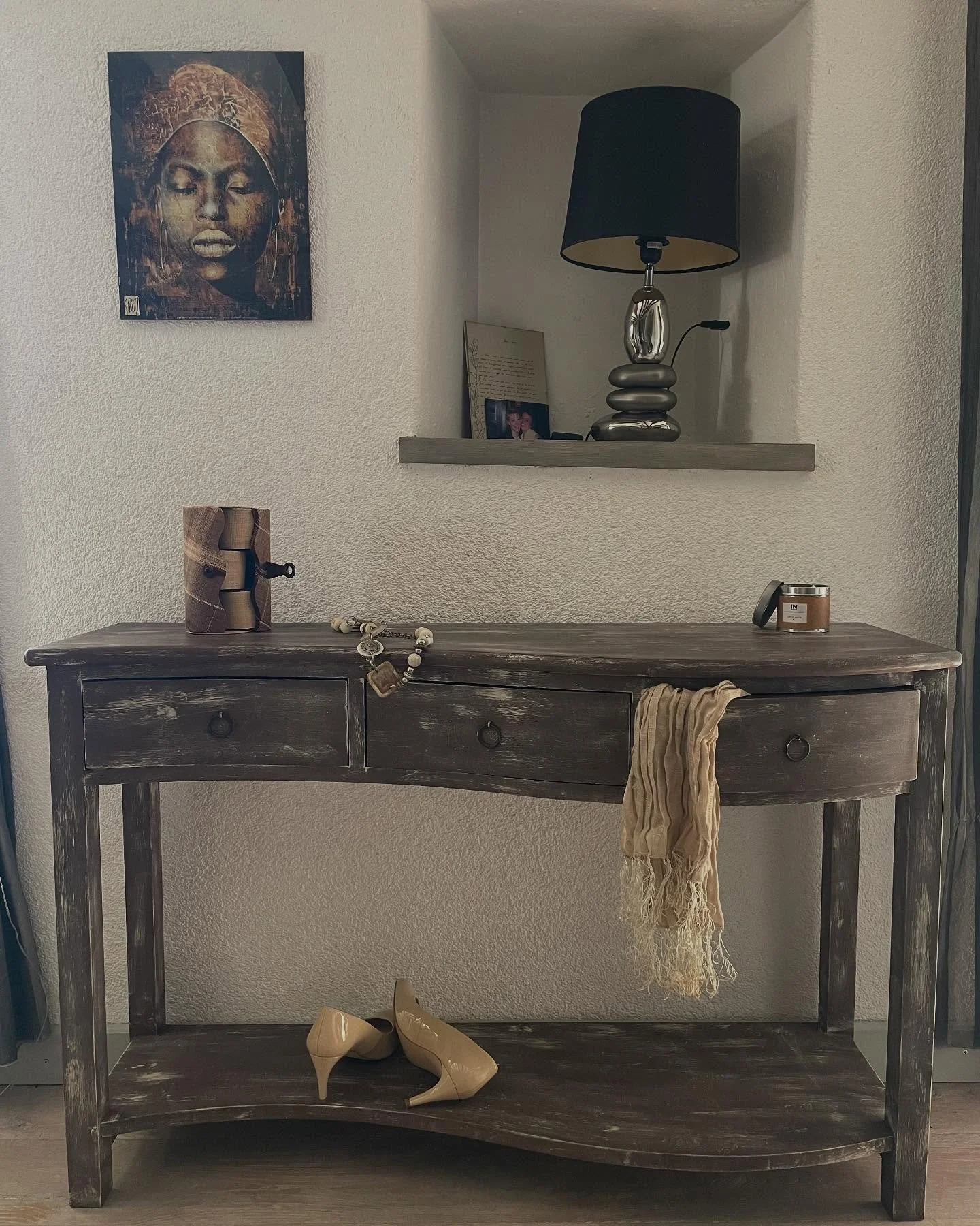 Nouvelle vie pour cette console 🤗
Couleur de base chocolat avec un brossage dans les tons cr&egrave;me pour lui donner un effet vieilli.
Peinture Annie Sloan en Honfleur et Old Ochre.

Un meuble a relooker? Contactez-moi en mp!

#relookingmeuble #se