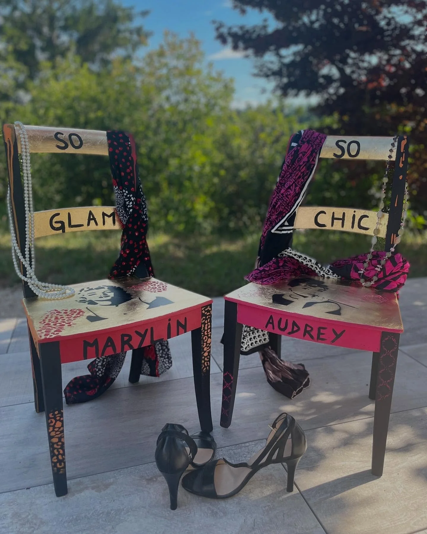 Nouvelle vie pour ces deux petites chaises 😊
Audrey et Marylin hautes en couleur et &agrave; chacune son style!
Du rose, du rouge, du orange, du noir et de la feuille d&rsquo;or pour les mettre en valeur.
Alors, laquelle sera la v&ocirc;tre? Marylin