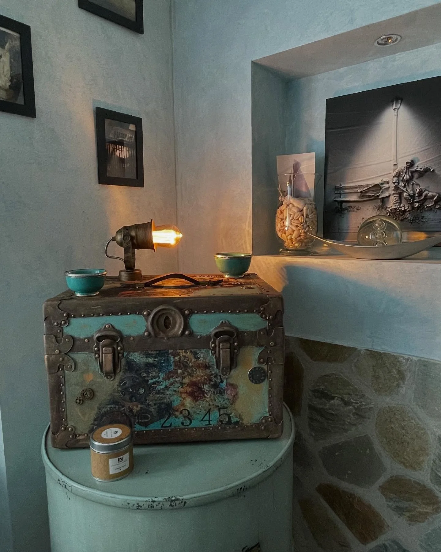 Ancienne malle restaur&eacute;e et transform&eacute;e en lampe d&rsquo;ambiance 🤗
Papier d&eacute;coupage style steampunk, breloque steampunk et patine cuivr&eacute;e pour accentuer l&rsquo;effet vieilli.
Elle vous fait envie? Contactez-moi en mp po