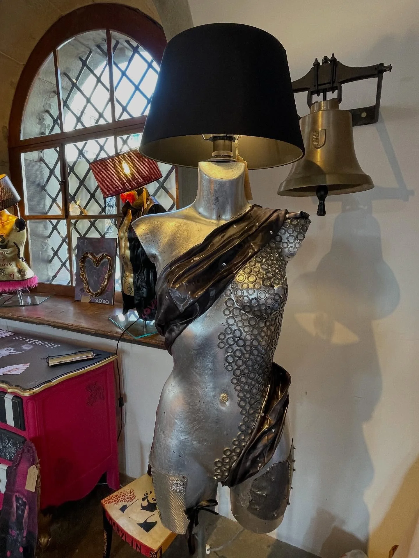 VENDUE et en place chez mes clients.
Cette lampe recouverte de feuilles d&rsquo;argent, et de rondelles en m&eacute;tal prend tout son sens dans ce salon 🥰

Envie d&rsquo;une lampe unique? Contactez-moi en mp 😉
#lampshade #lampworking #lampen #lamp