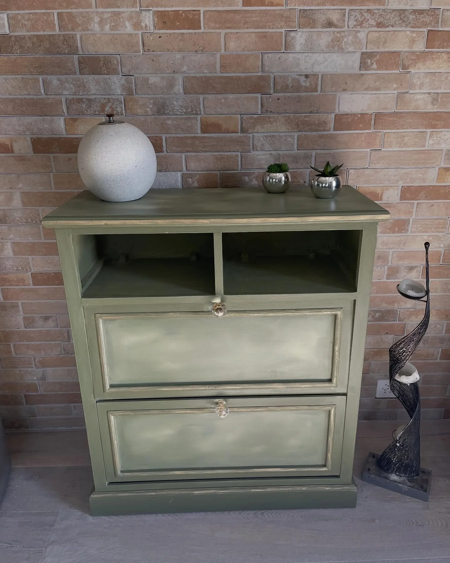 Un meuble &agrave; chaussures qui reprend vie dans les tons kaki 😊
Avec les peintures @anniesloanhome Olive, Versailles et Ch&acirc;teau Grey.
Un peu de patine couleur Champagne pour souligner les moulures et apporter une douce lumi&egrave;re 😉
Alo