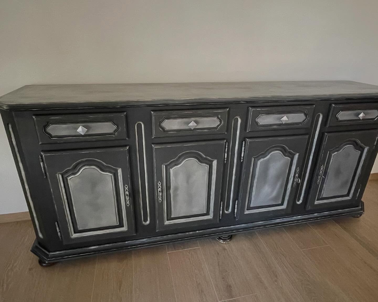 Grand buffet customis&eacute; pour une cliente 😊 
Gris anthracite avec des m&eacute;langes de gris clair sur le dessus, les portes et les tiroirs.
Patin&eacute; argent&eacute;e pour une mise en lumi&egrave;re des moulures.
Finition avec le vernis ci