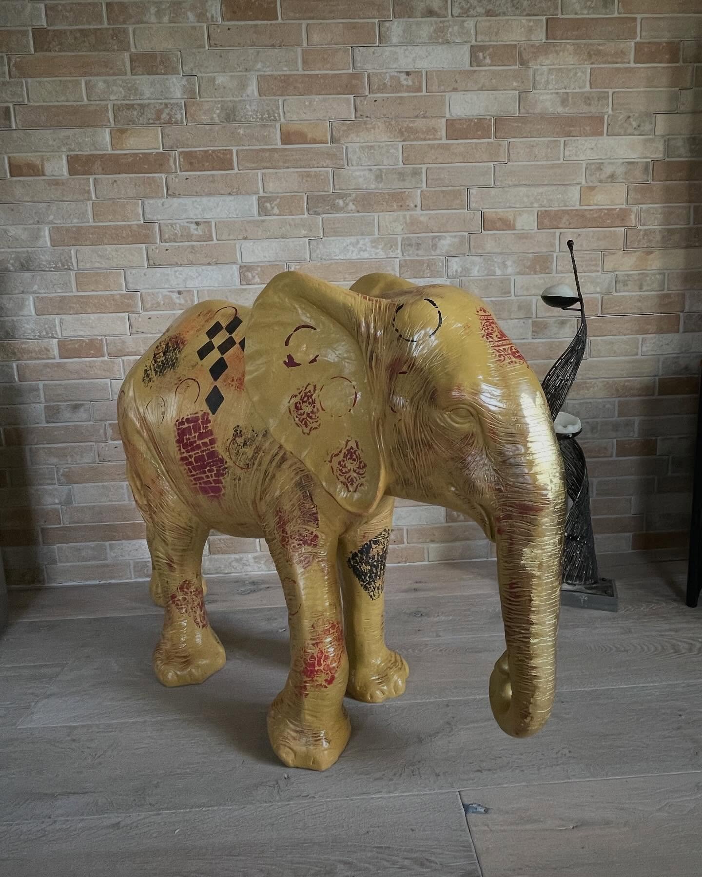 Un &eacute;l&eacute;phant pas comme les autres pour une cliente 😊
Cette pi&egrave;ce unique habillera parfaitement son int&eacute;rieur et apportera sa touche de couleur.

Un objet &agrave; customiser? Contactez-moi pour en faire une pi&egrave;ce un