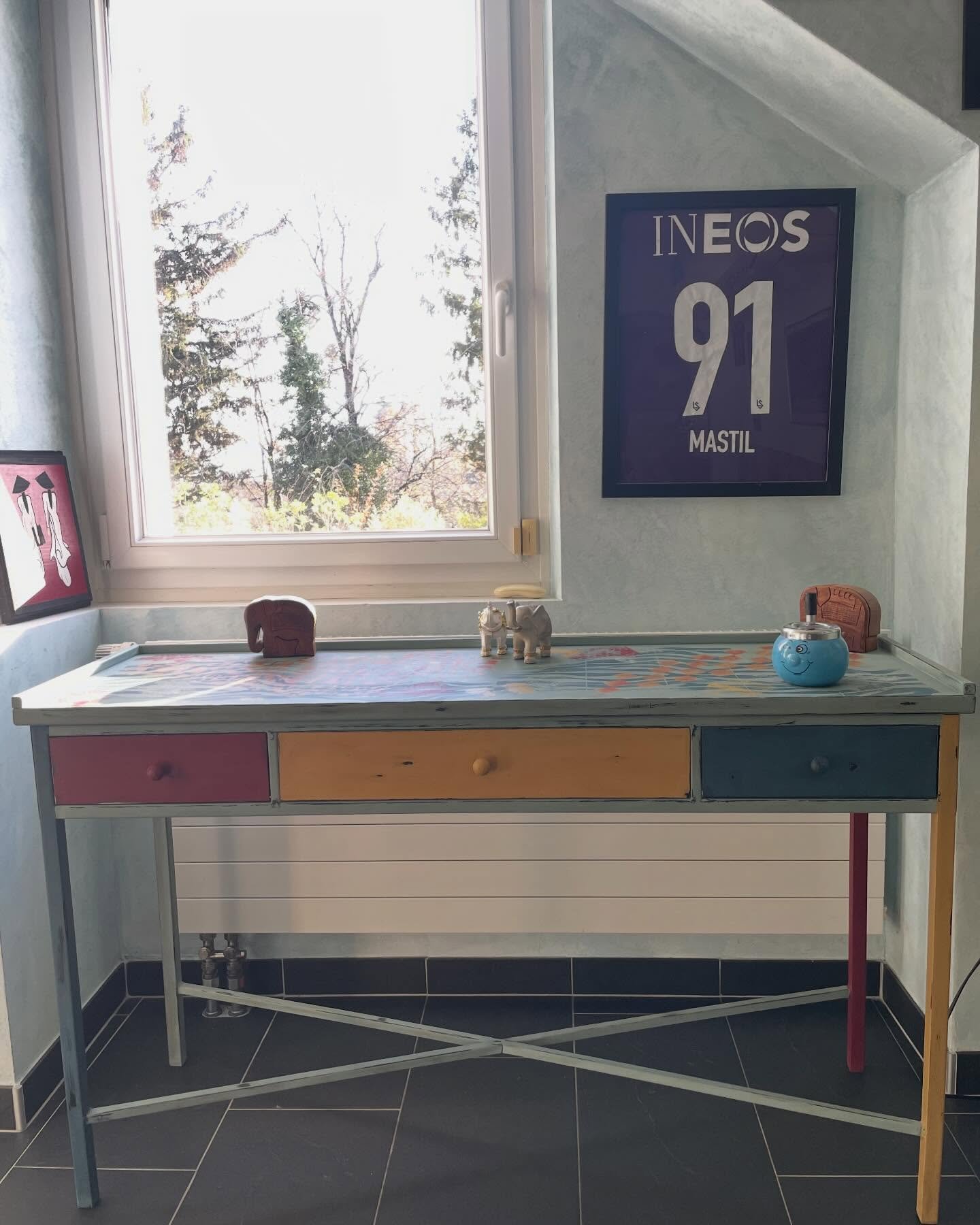 Un relooking color&eacute; pour cette console en m&eacute;tal 😊
Avec les peintures Annie Sloan: Duck Egg, Burgundy, Carnaby, Aubusson Blue @anniesloanhome.
Des couleurs chaudes pour un froid polaire 😅

Pour une fois j&rsquo;ai travaill&eacute; pour