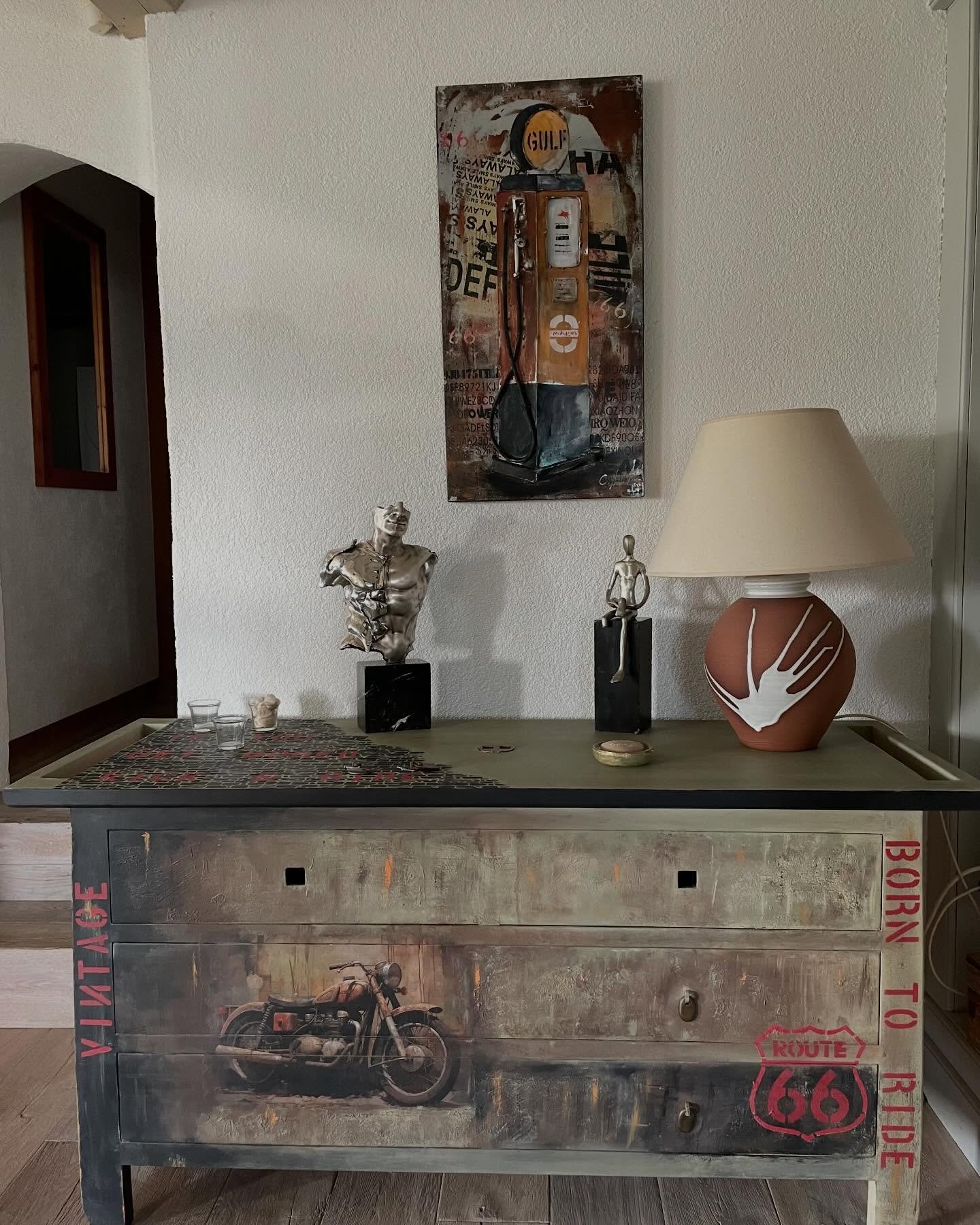 Une nouvelle vie pour cette commode sur le th&egrave;me de la moto 🏍️ 😉
Papier d&eacute;coupage &ldquo;vintage ride&rdquo; de @whimsykel, p&acirc;te &agrave; craqueler pour apporter de la structure et travail &agrave; l&rsquo;&eacute;ponge avec les