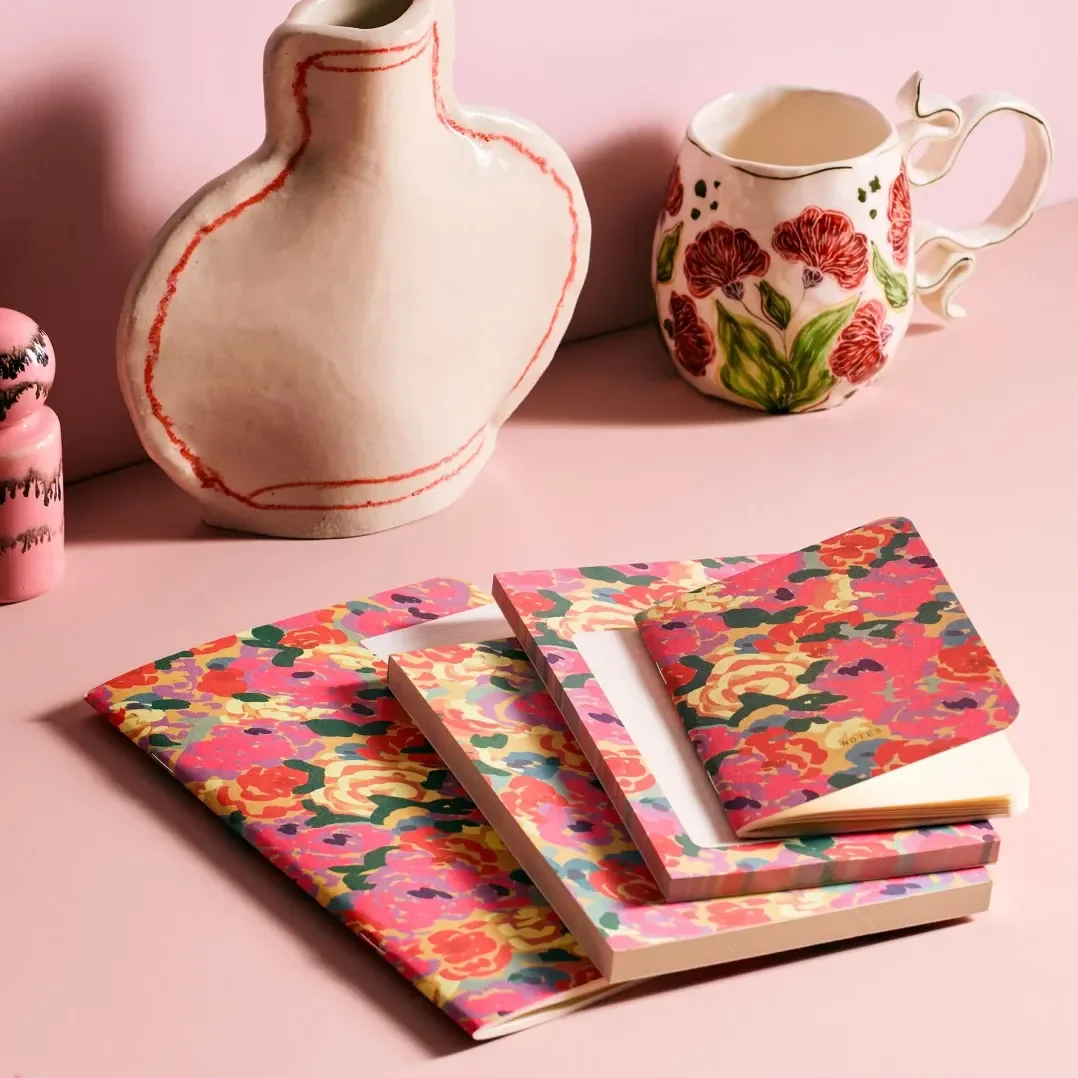 imageye___-_imgi_147_PAPETERIE-S26-SET-ROSERAIE-ATMOSPHERE1-CO1-SEASON-PAPER-CARRE-LD.webp