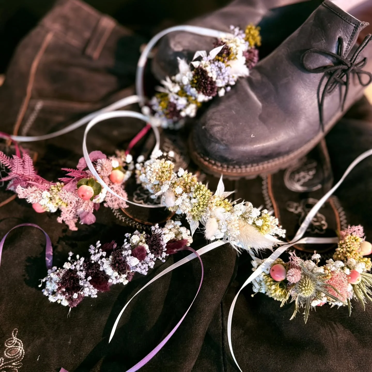 Auf eine blühende Wies’n 🍻🌼 
Ein zarter, blumiger Hingucker für jedes Handgelenk – liebevoll handgebundene Armbändchen, die den Charme der Wies’n direkt an dich binden. 
Mit viel Geduld, Natur und Sommergefüh