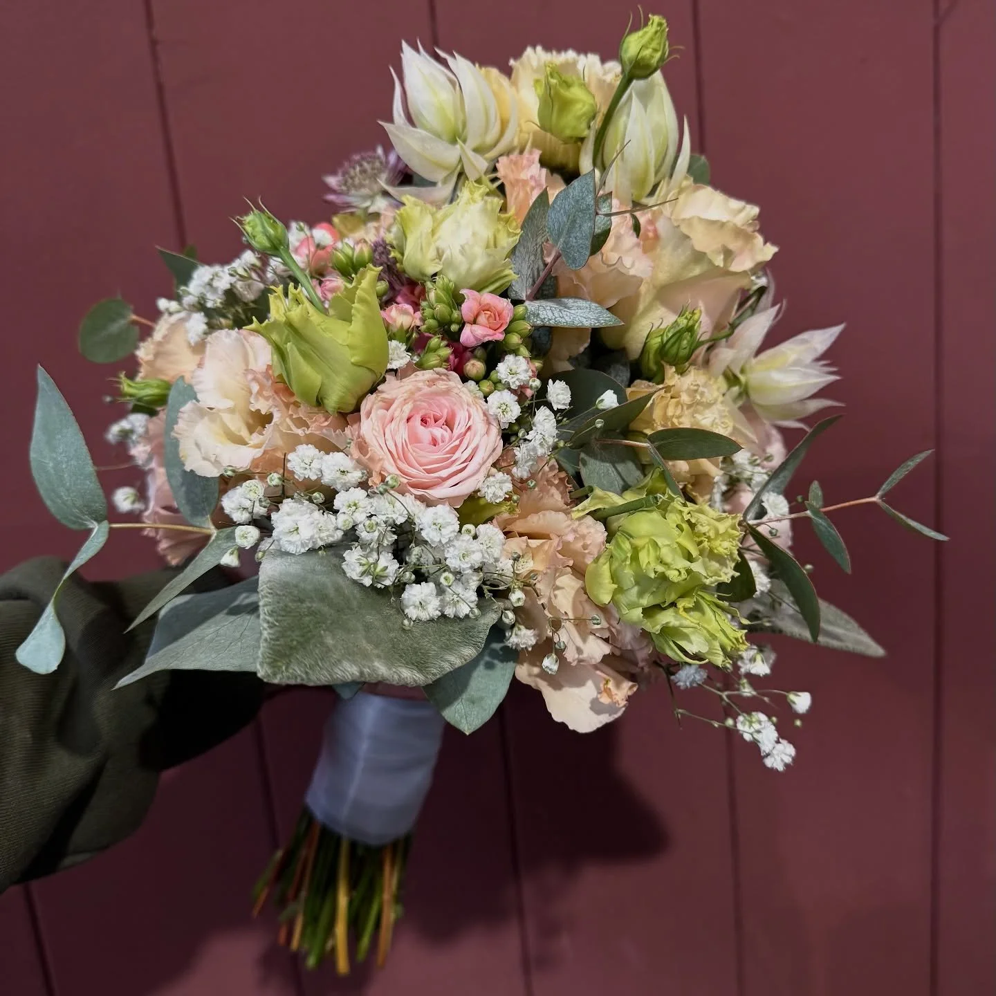 Soft Rosa trifft Herbstlicht 🌸🍂
Ein Hauch Romantik &ndash; perfekt f&uuml;r den Oktober.

#Brautstrau&szlig; #WeddingFlowers #BridalBouquet #Hochzeitsinspiration #WeddingVibes #Blumenkunst #Floristikliebe #RosaBlumen #Hochzeitsfloristik #WeddingDet