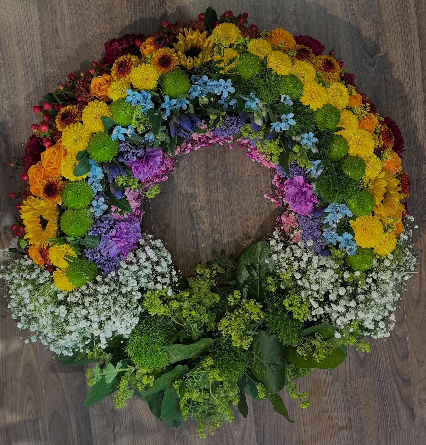 Ein letzter Gru&szlig; in den Farben des Lebens. 🌈💐
Trauerfloristik mit Herz &ndash; individuell und liebevoll gestaltet 💕

#Trauerfloristik #Regenbogenkranz #AbschiedInFarben #FloristikMitHerz #G&auml;rtnereiLiebe #Blumengruss #LetzterGruss #Blum