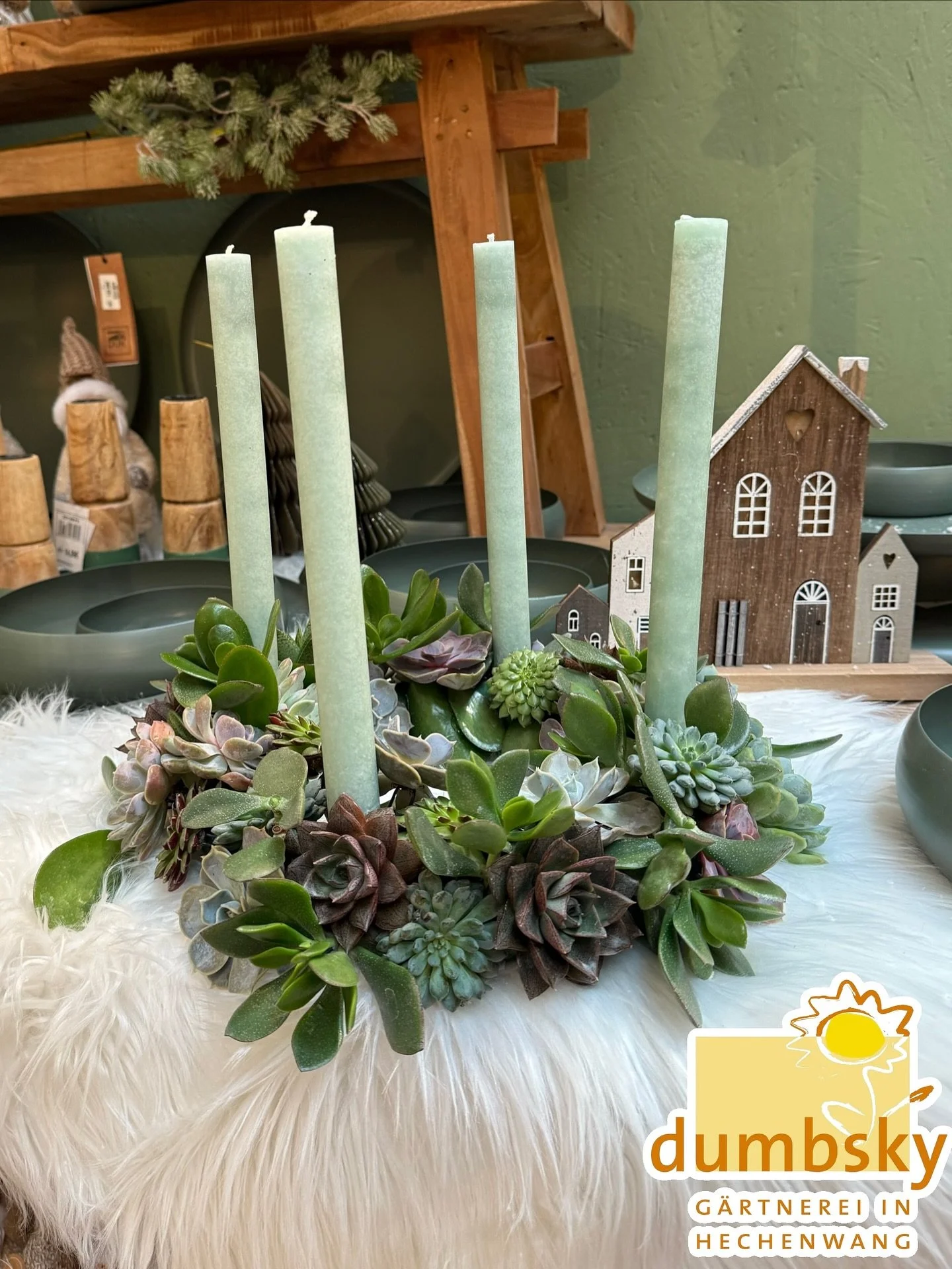 Gr&uuml;n, lebendig und voller Adventszauber 
&ndash; unser Adventskranz aus Sukkulenten bringt frisches Leben in die Weihnachtszeit. 🌱 

Schon in Weihnachtsstimmung? 🎄
.
.
.
.
.
.
.
#adventskranz
#sukkulenten
#sukkulentenliebe
#modernweihnachten
#