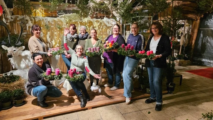 ✨ Workshop-Feeling in der G&auml;rtnerei Dumbsky! ✨

Gestern hatten wir wundervollen Besuch von der Zahnarztpraxis Dr. Grit Scharnowski aus Finning &ndash; eine gro&szlig;artige, kreative Damenrunde, die bei uns ihren eigenen Adventskranz gebunden ha