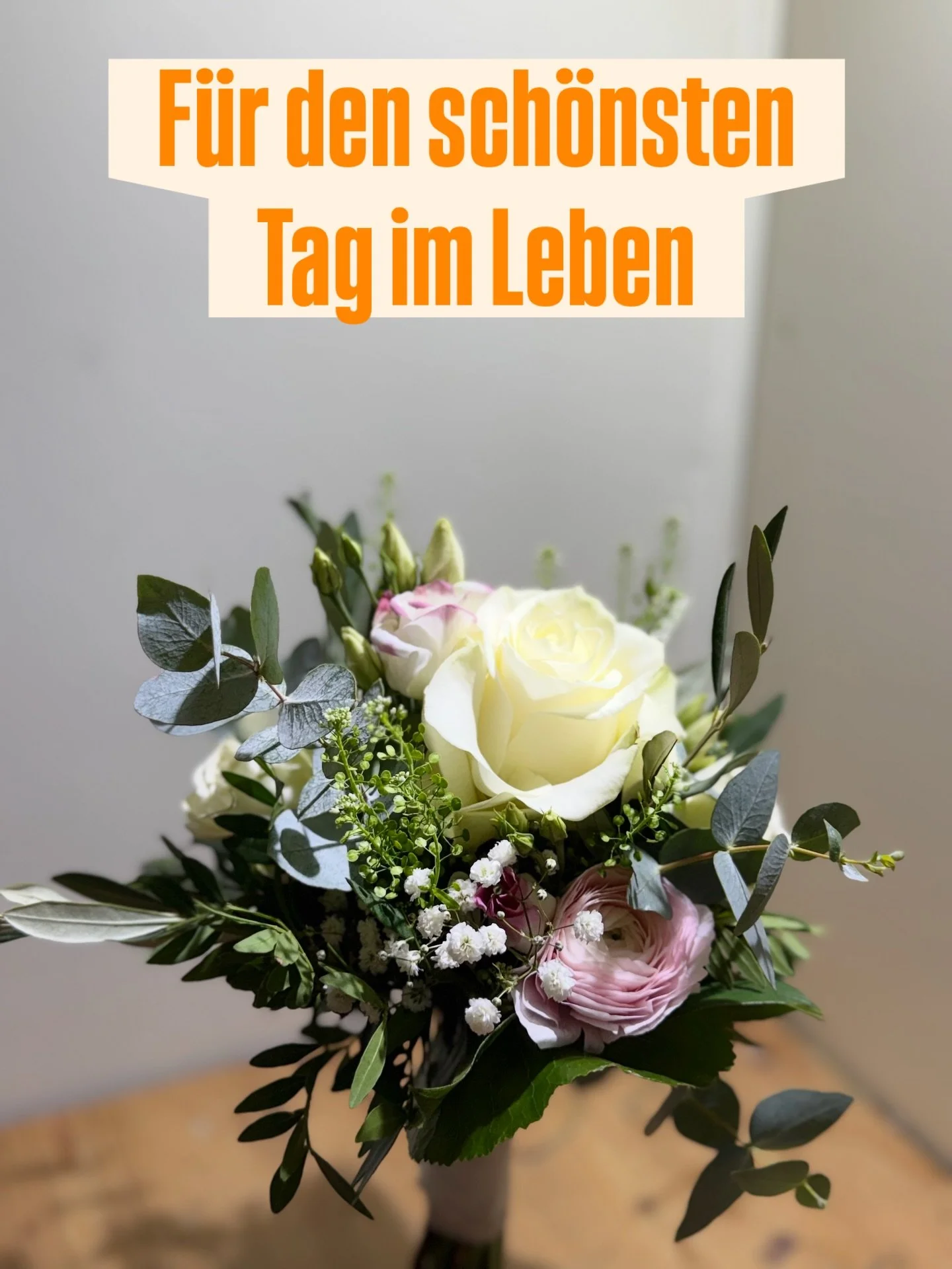 🤍 F&uuml;r den sch&ouml;nsten Tag im Leben 🤍

Zarte Rosat&ouml;ne treffen auf klassisches Wei&szlig;, begleitet von duftendem Eukalyptus und feinem Schleierkraut.

Ein Brautstrau&szlig;, der Leichtigkeit und Eleganz vereint und die Liebe in all ihr