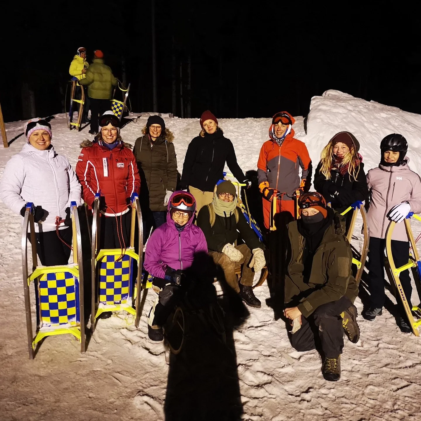 Ein unvergesslicher Abend beim Nachtrodeln am Blomberg ❄️🛷✨

Danke an unser gro&szlig;artiges Team f&uuml;r den Spa&szlig; &ndash; und ein riesiges Dankesch&ouml;n an unsere Kundinnen und Kunden, die solche gemeinsamen Momente mit ihrem Trinkgeld m&