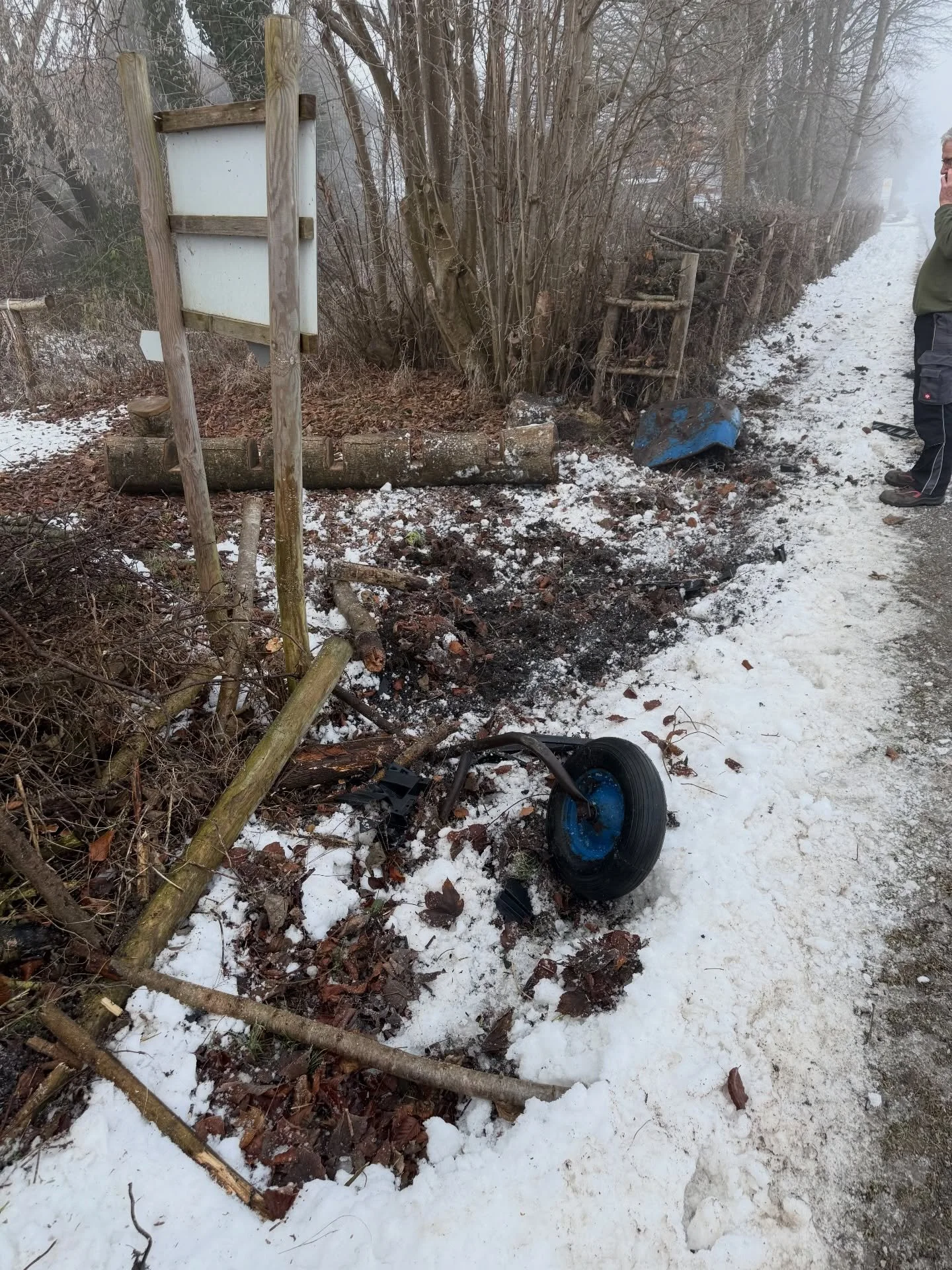 Das macht uns gerade sehr traurig. 🌱💔

In der vergangenen Nacht bzw. heute fr&uuml;h kam es hier zu einem Verkehrsunfall. 
Dabei wurden unsere Totholzhecke, das Schild unseres Insektengartens, eine bepflanzte Schubkarre und unser Fahrradst&auml;nde