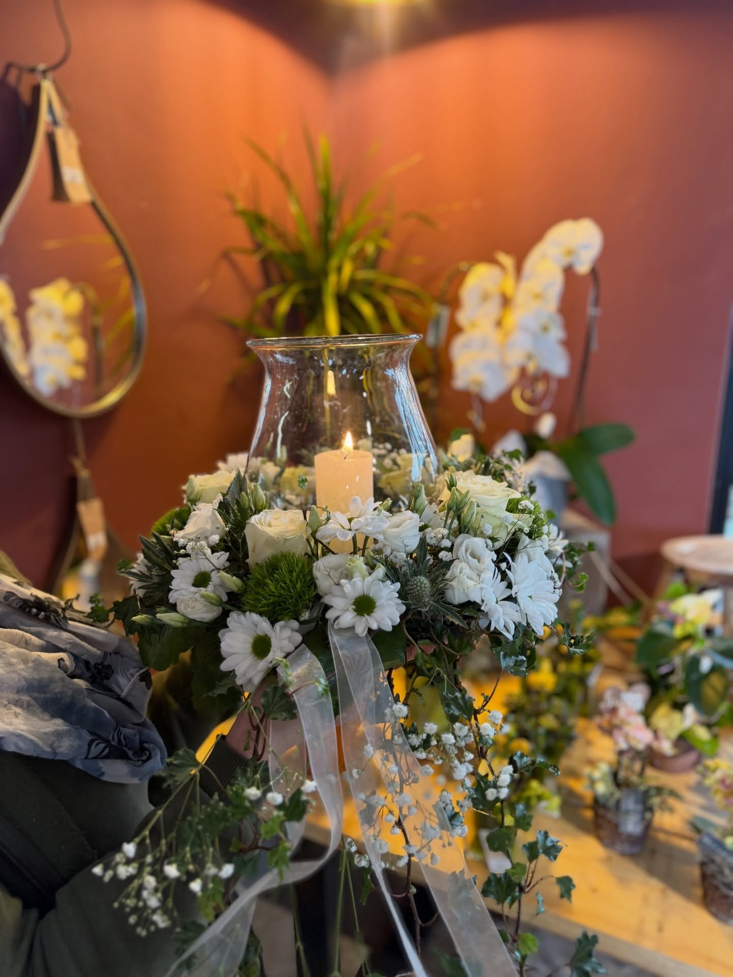 Wenn Worte fehlen, sprechen Blumen und Licht. 🕯️💐

Unser Urnenkranz ist hier bewusst sinnbildlich mit einer Kerze dargestellt &ndash; als Symbol f&uuml;r Erinnerung, Verbundenheit und einen stillen Moment des Innehaltens.
Eine Gestaltung, die Raum 