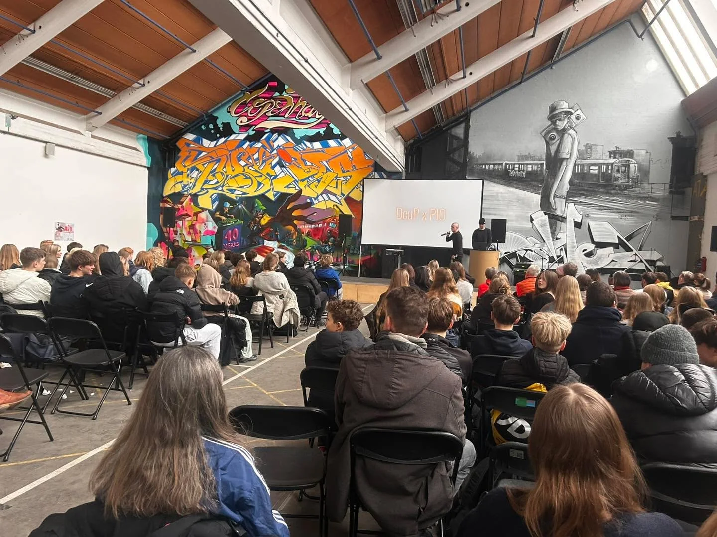 🎬 MOD Skolernes Dokumentarfilmfestival er i gang! 🎬

Vi skyder festivalen i gang med energi og god stemning &ndash; DCuP X PIO l&aelig;gger ud med fed musik og s&aelig;tter tonen for en inspirerende dag fyldt med unges st&aelig;rke dokumentarfilm.
