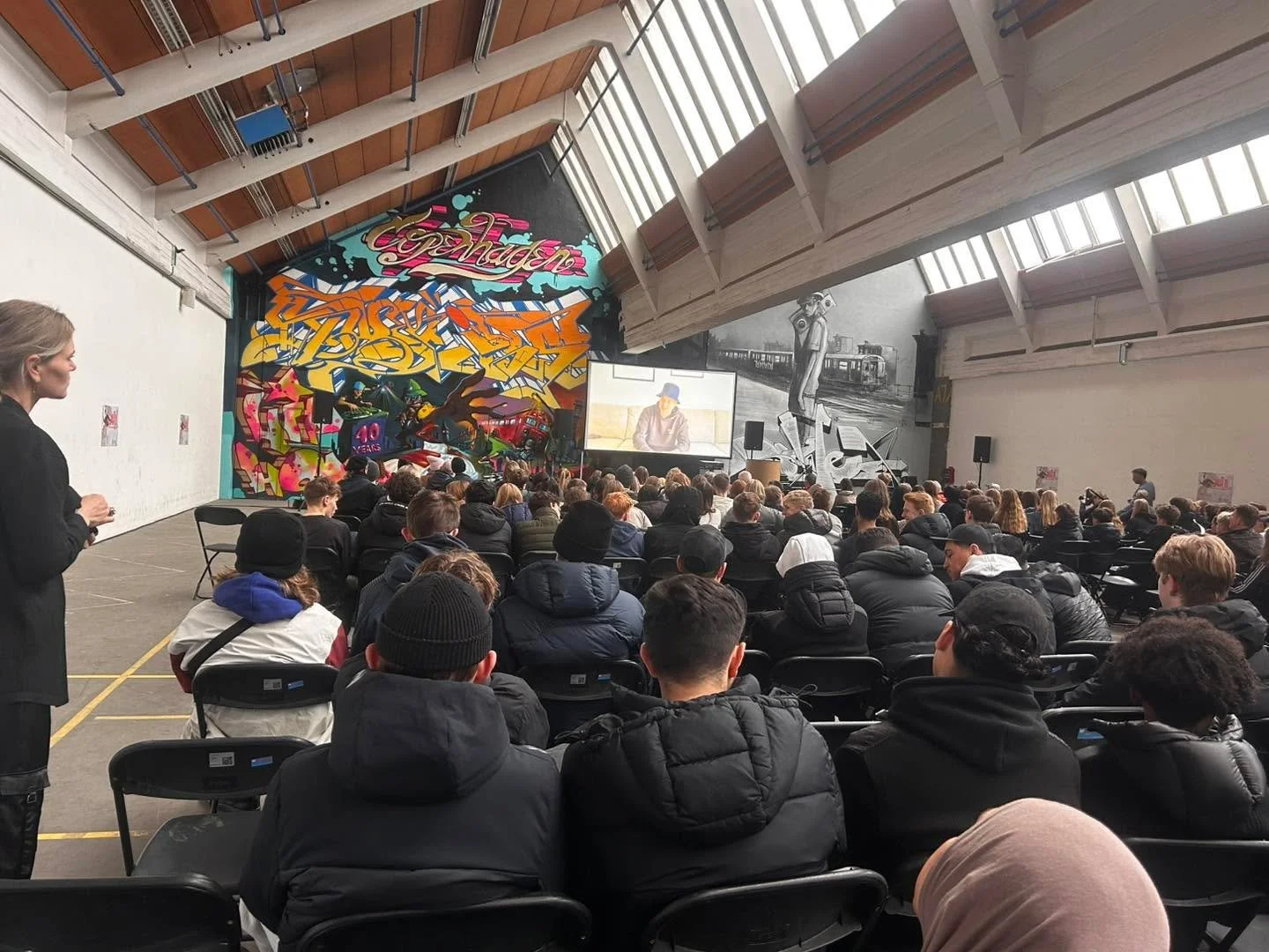 🎬 Nu ruller filmene! 🎬

Vi er i gang med at vise alle de nominerede dokumentarfilm til MOD Skolernes Dokumentarfilmfestival! De unge filmskabere har skabt st&aelig;rke, tankev&aelig;kkende og inspirerende fort&aelig;llinger &ndash; og vi gl&aelig;d