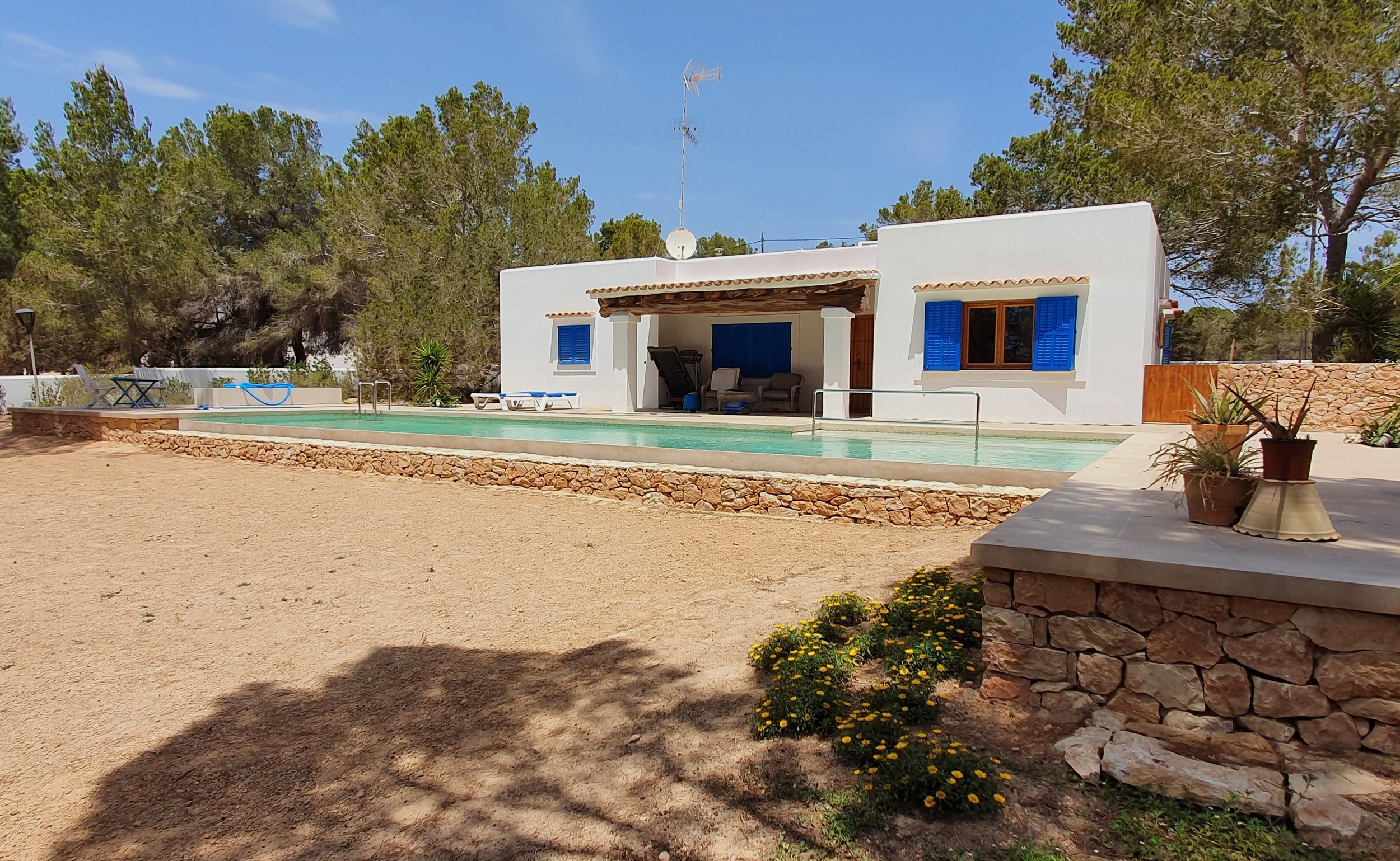 PiscinaMari-fachada-principal.jpg