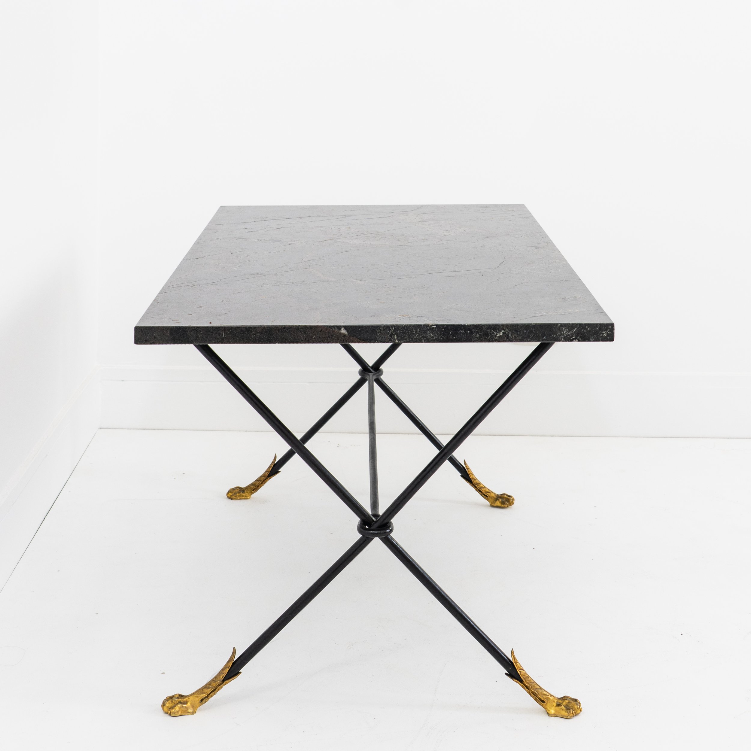 Table basse Maison Jansen à plateau en marbre et pieds forgé fini pattes de lion. France, vers 1970