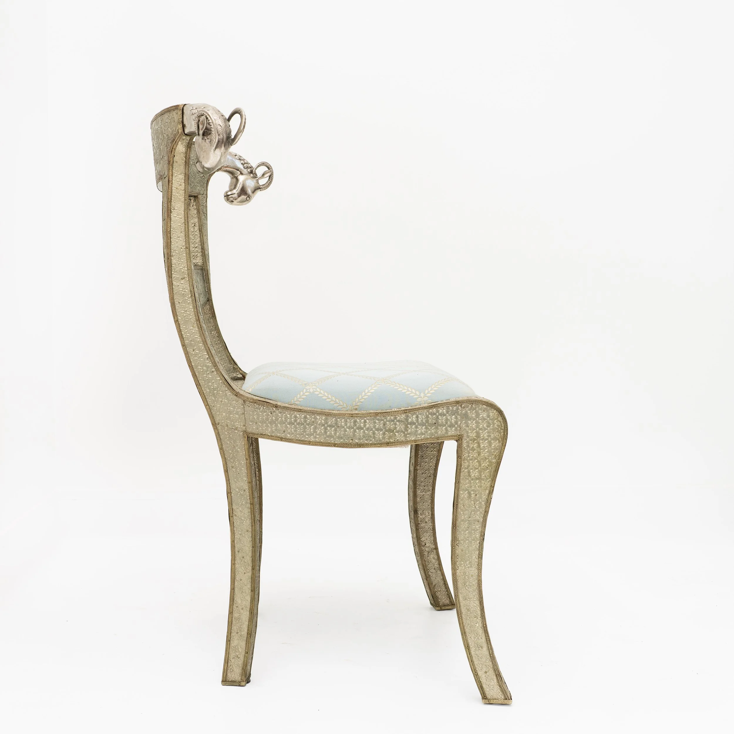 Chaise de dot Indienne, 1940 Raj britannique - Métal argenté et décor de têtes de béliers.