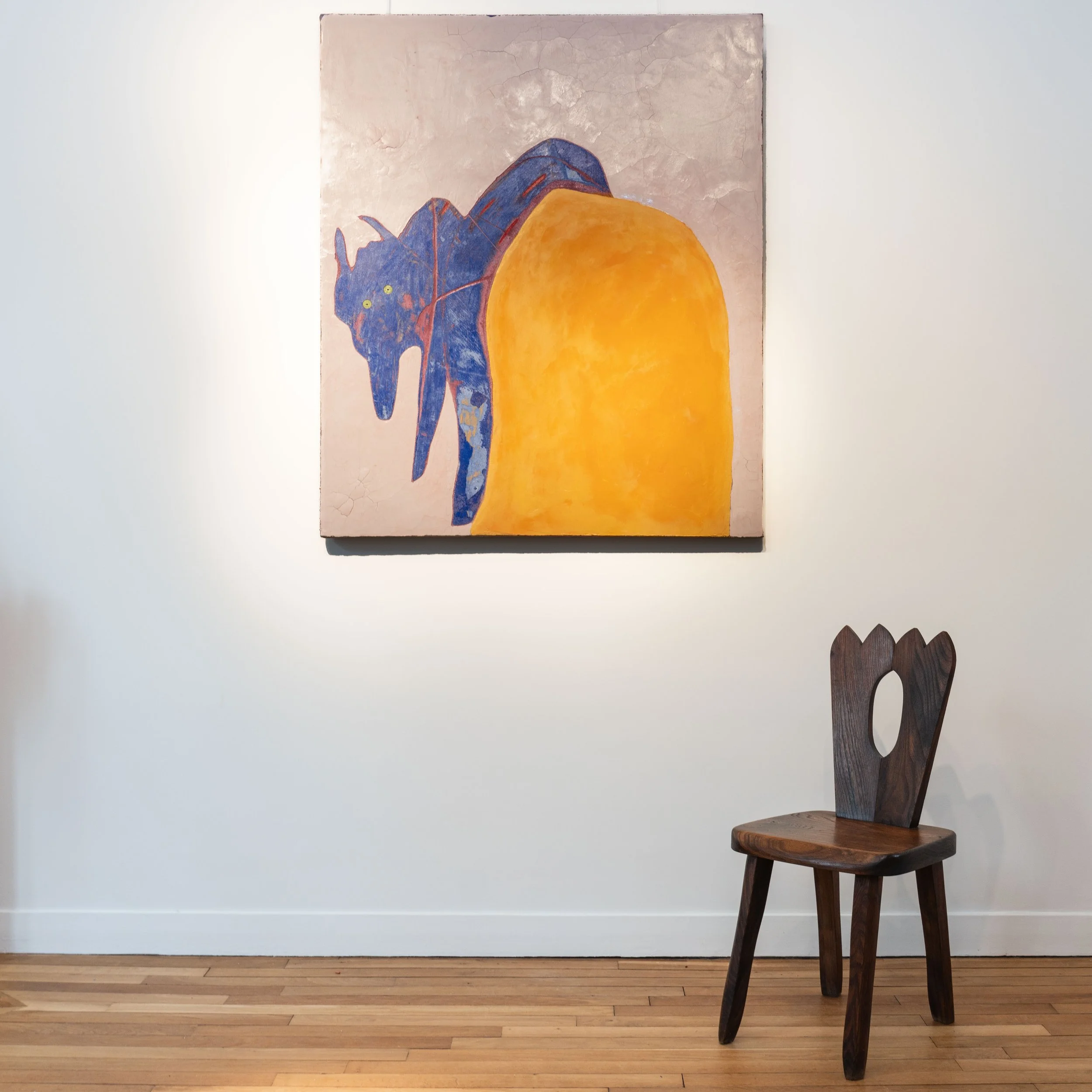 Hyène derrière un caillou