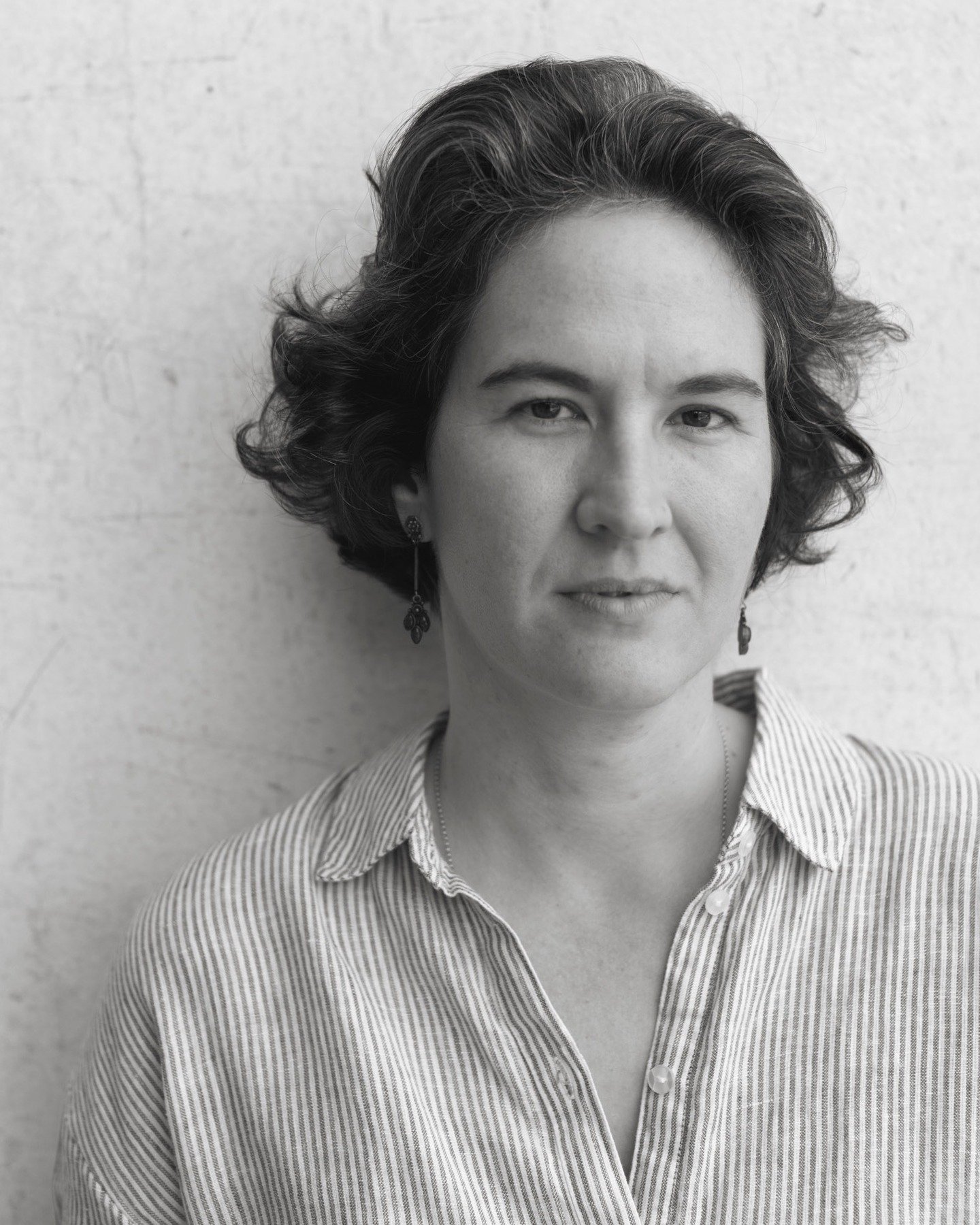 A poeta e astr&oacute;loga J&uacute;lia de Carvalho Hansen (@julia.c.hansen) para seu novo livro &ldquo;Ano passado&rdquo; pela Editora N&oacute;s (@editoranosbr). O lan&ccedil;amento em S&atilde;o Paulo &eacute; hoje &agrave;s 19h na Megafauna do Co