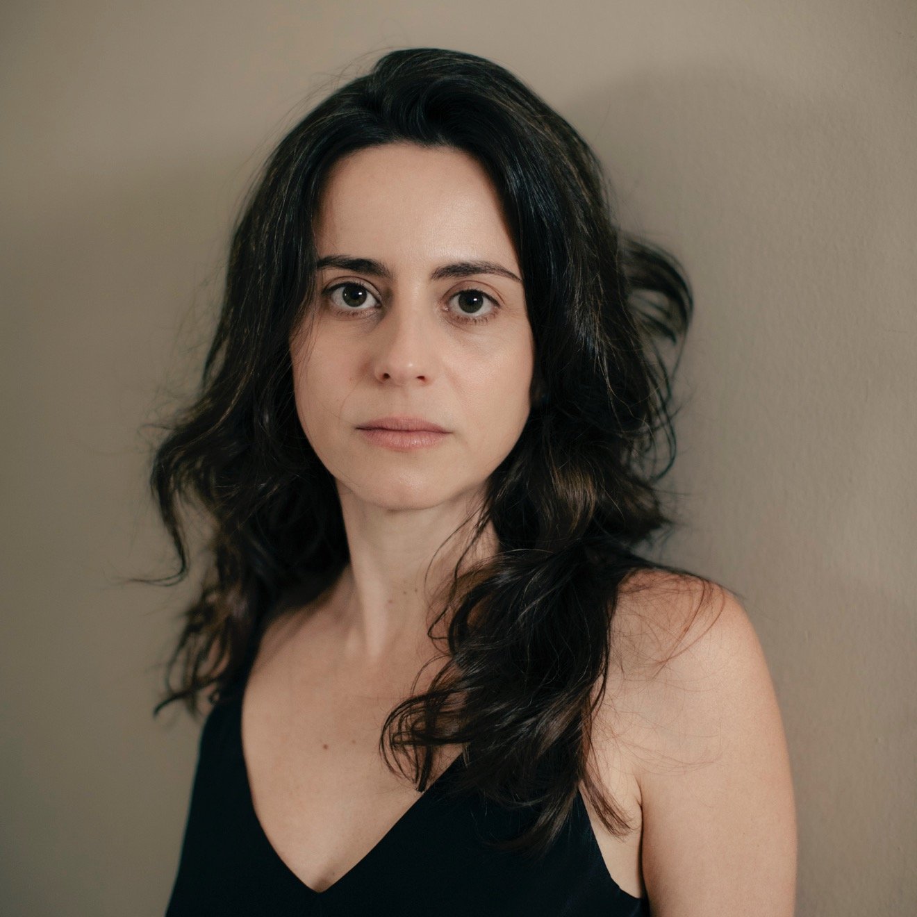 Fotos da Julia Codo (@julia.codo) para seu novo livro &ldquo;Caderno de ossos&rdquo; pela @companhiadasletras.