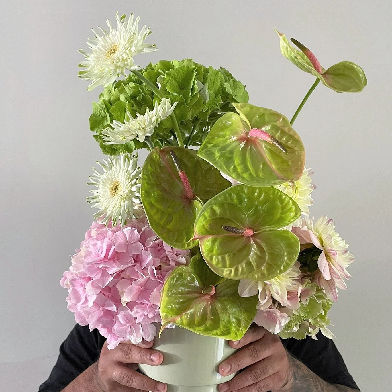 Pink + green is a vibe. 💗💚
And so is the guy who holds my arrangements without complaining 🫶😘