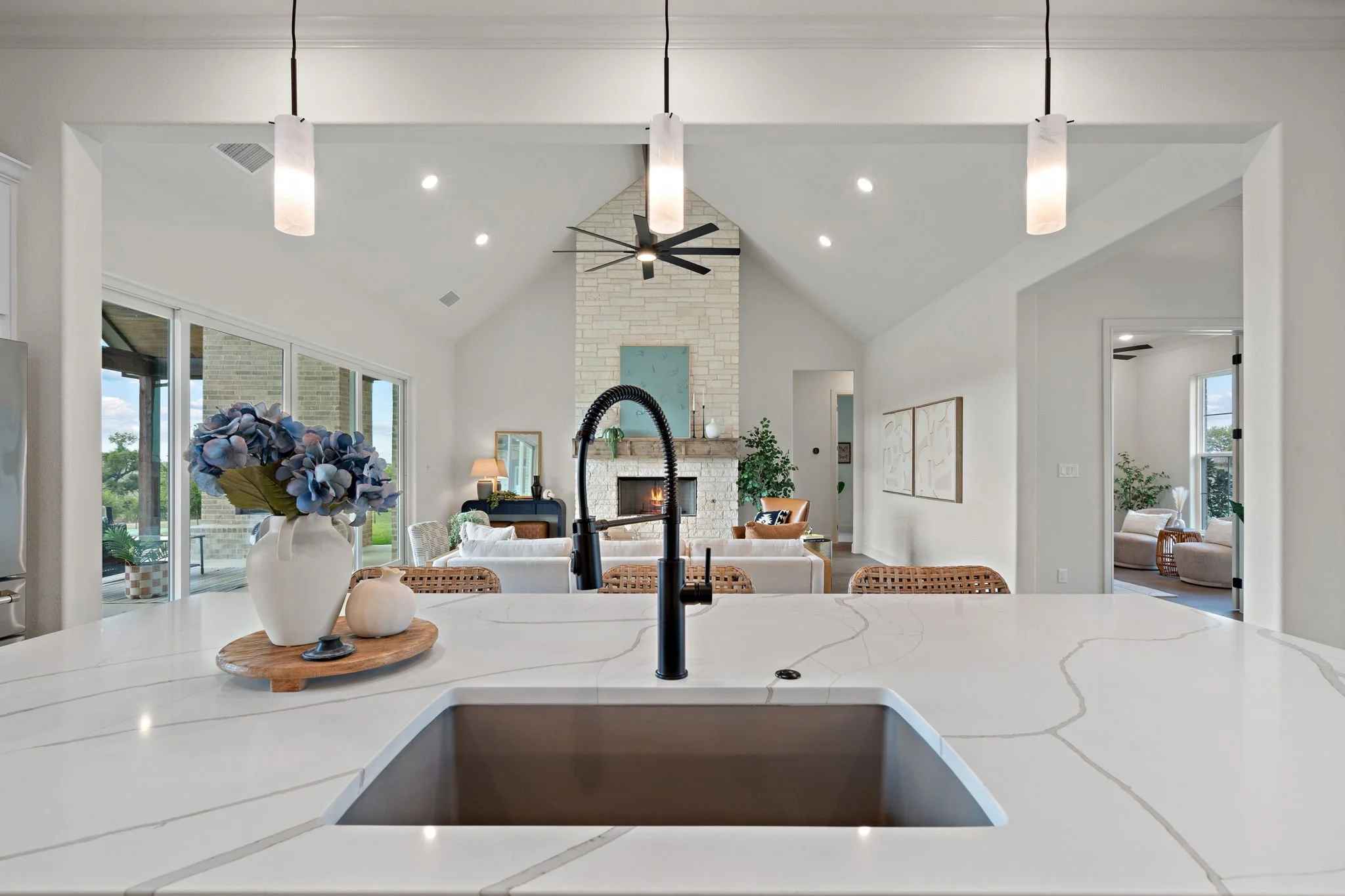 ✨ Kitchen goals, anyone? ✨
This stunning space has everything we’re loving in today’s home trends — clean lines, mixed finishes, warm textures, and a big beautiful island perfect for family gatherings or a quiet morning coffee. ☕️