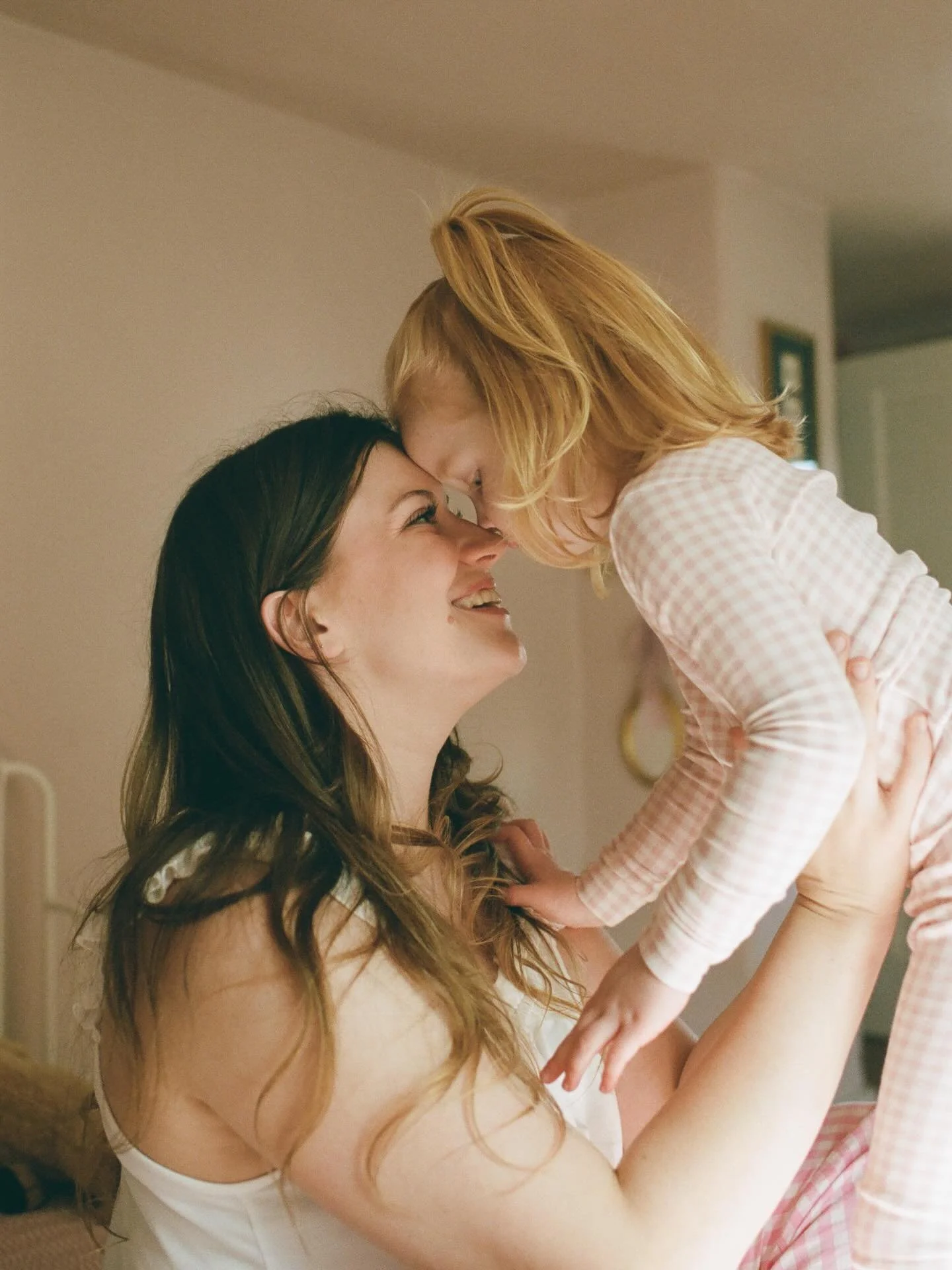The days are long / the years are short. What do you want to remember about this time? ❤️
⠀⠀⠀⠀⠀⠀⠀⠀⠀
A morning at home with Olivia and Ivy, captured on 35mm film. 
⠀⠀⠀⠀⠀⠀⠀⠀⠀
#sacramentophotographer #norcalphotographer #theartofmotherhood #sacramentofa