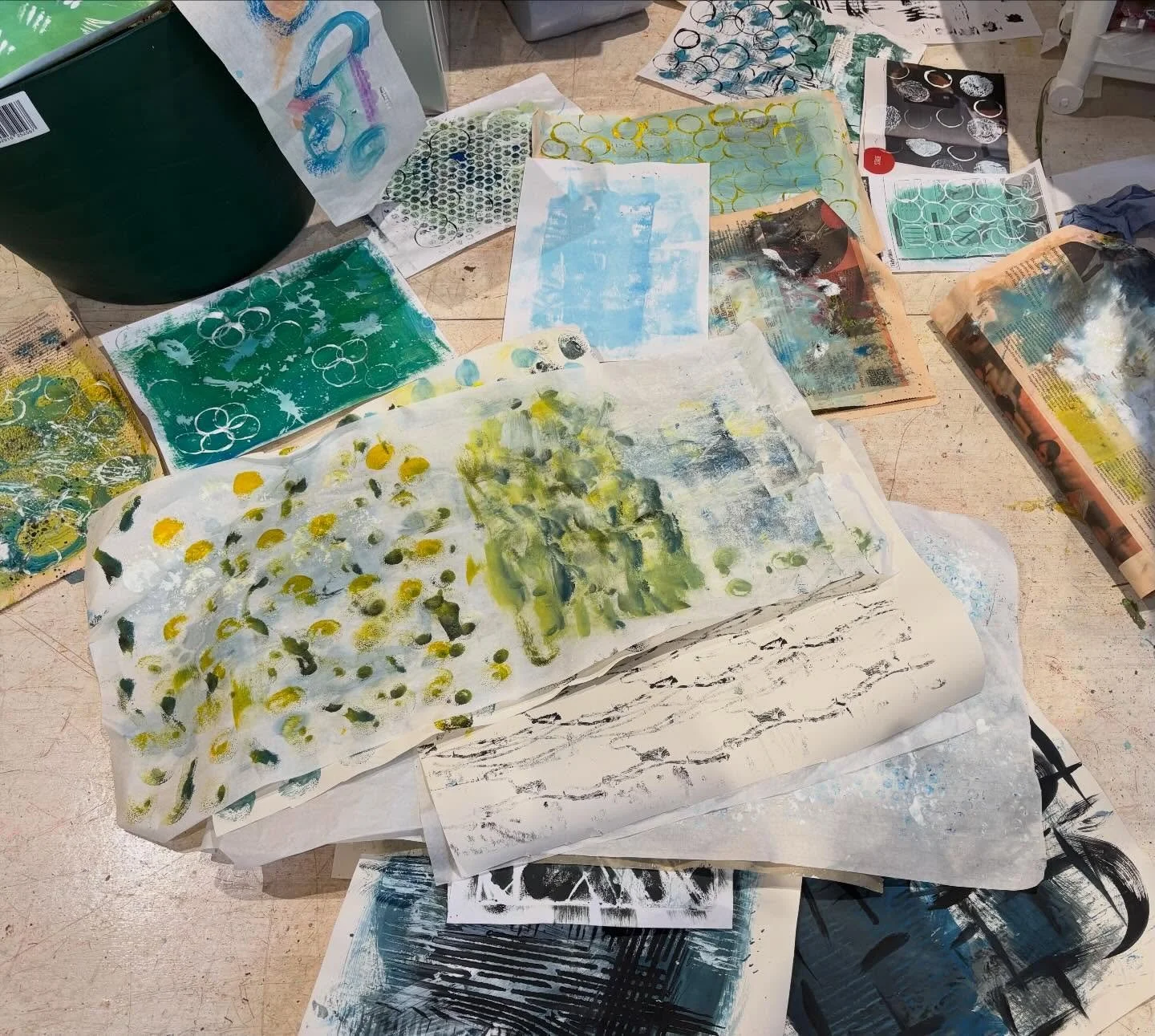 Day 44 of the #dothe100dayproject 

More and more collage paper thanks to @catrains.artist - I wonder how it will all work out 🧐

#collageartwork 
#irishartists 
#limitedpalette