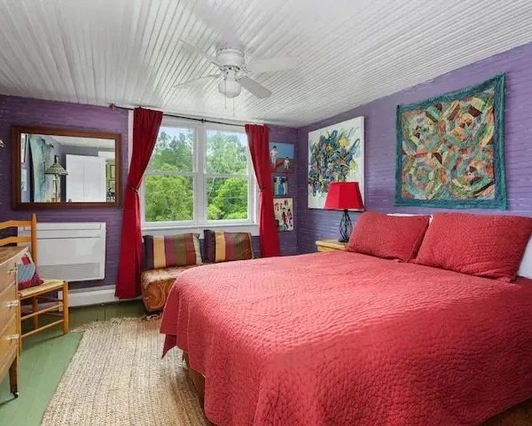 Private Room - Queen Bed