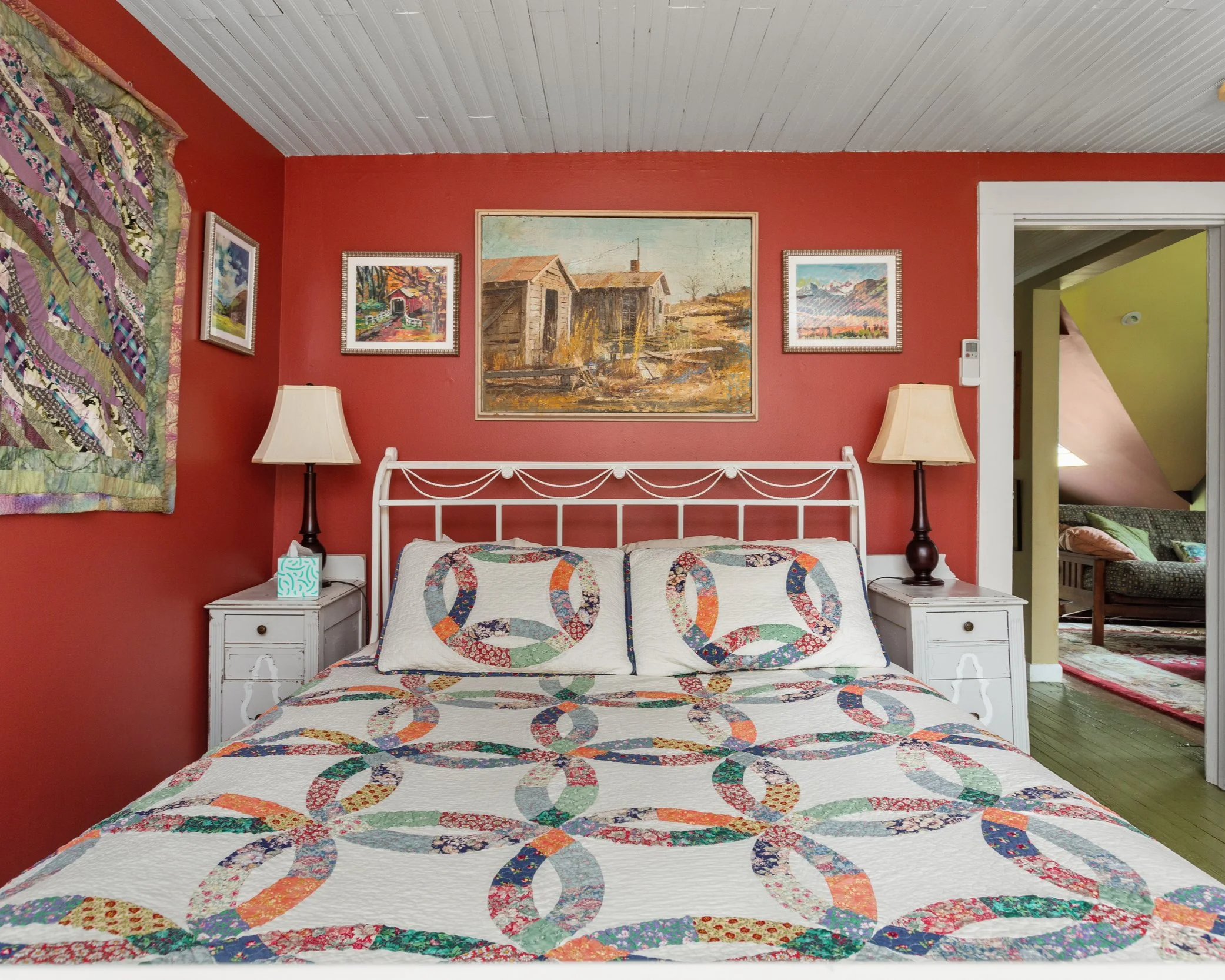 Private Room - Queen Bed