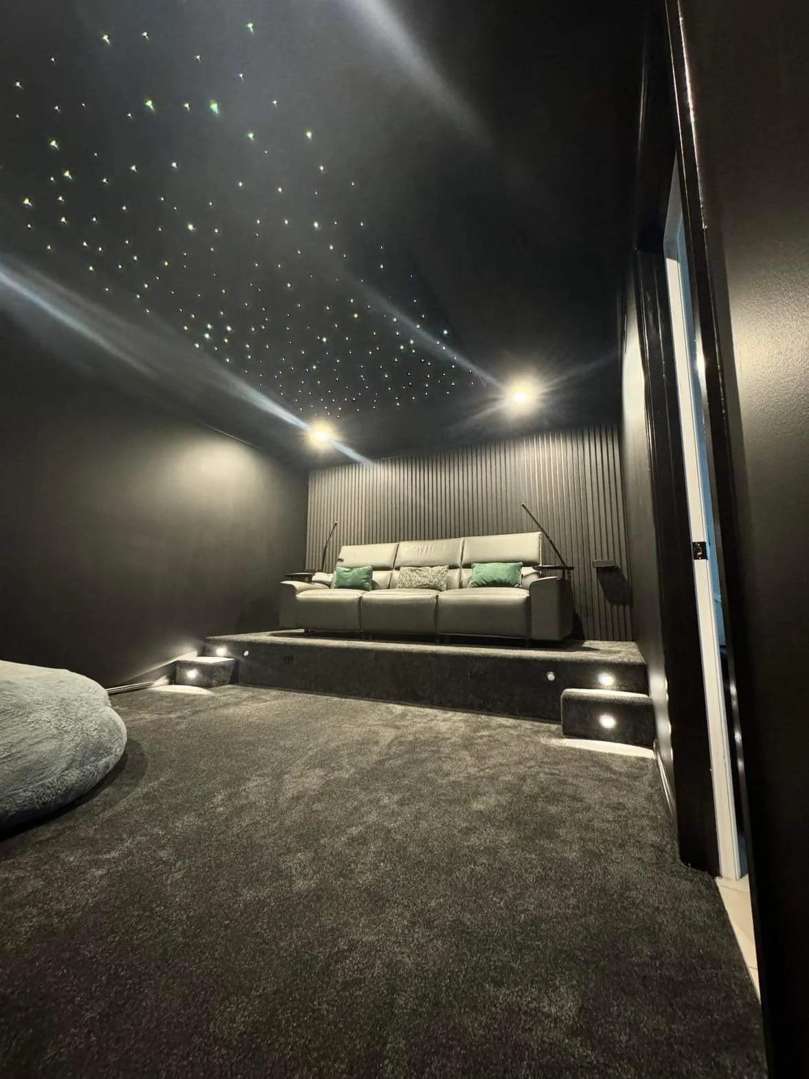 amazing-home-theatre-installation-lighting-specled-star-lighting-low-lights-relaxing-space-modern