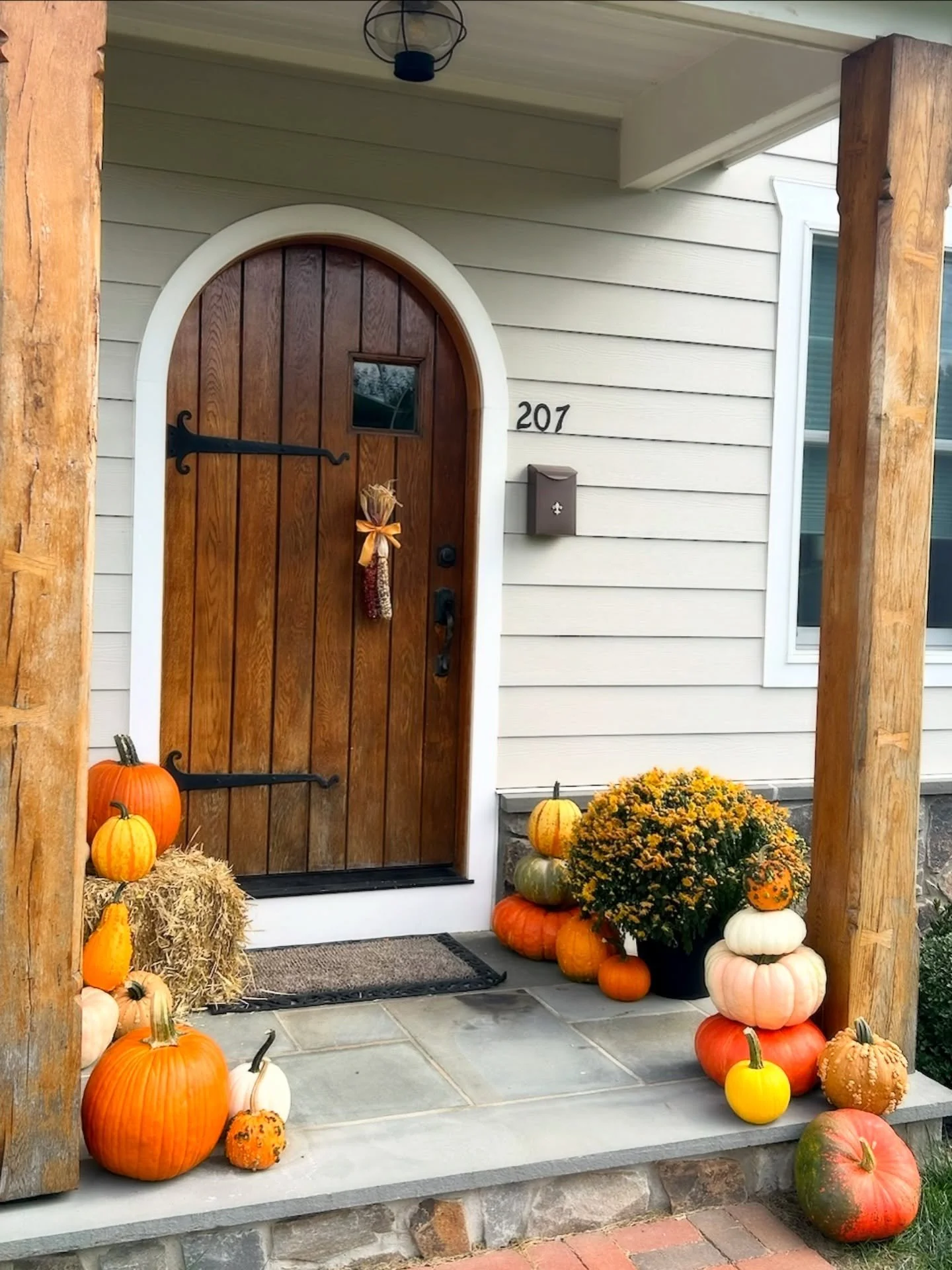 A little &ldquo;Fall love,&rdquo; delivered! 🧡 It was so much fun bringing this cozy autumn scene to life for a wonderful client in Fort Washington.

This look features our Autumn Curation package, which brings together all the classic elements of t