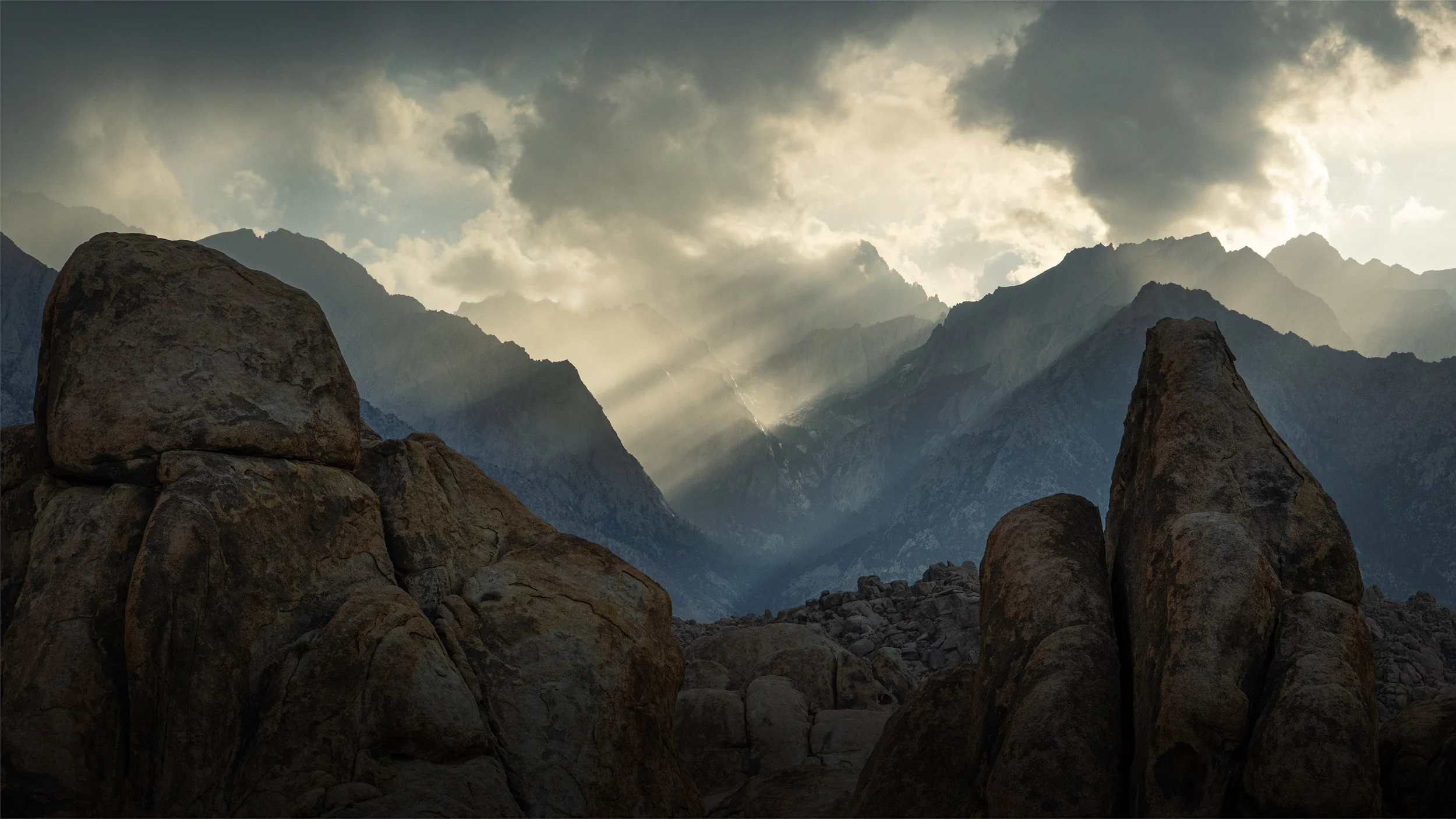 Sunrays and clounds on Mount Whitney sml.jpg