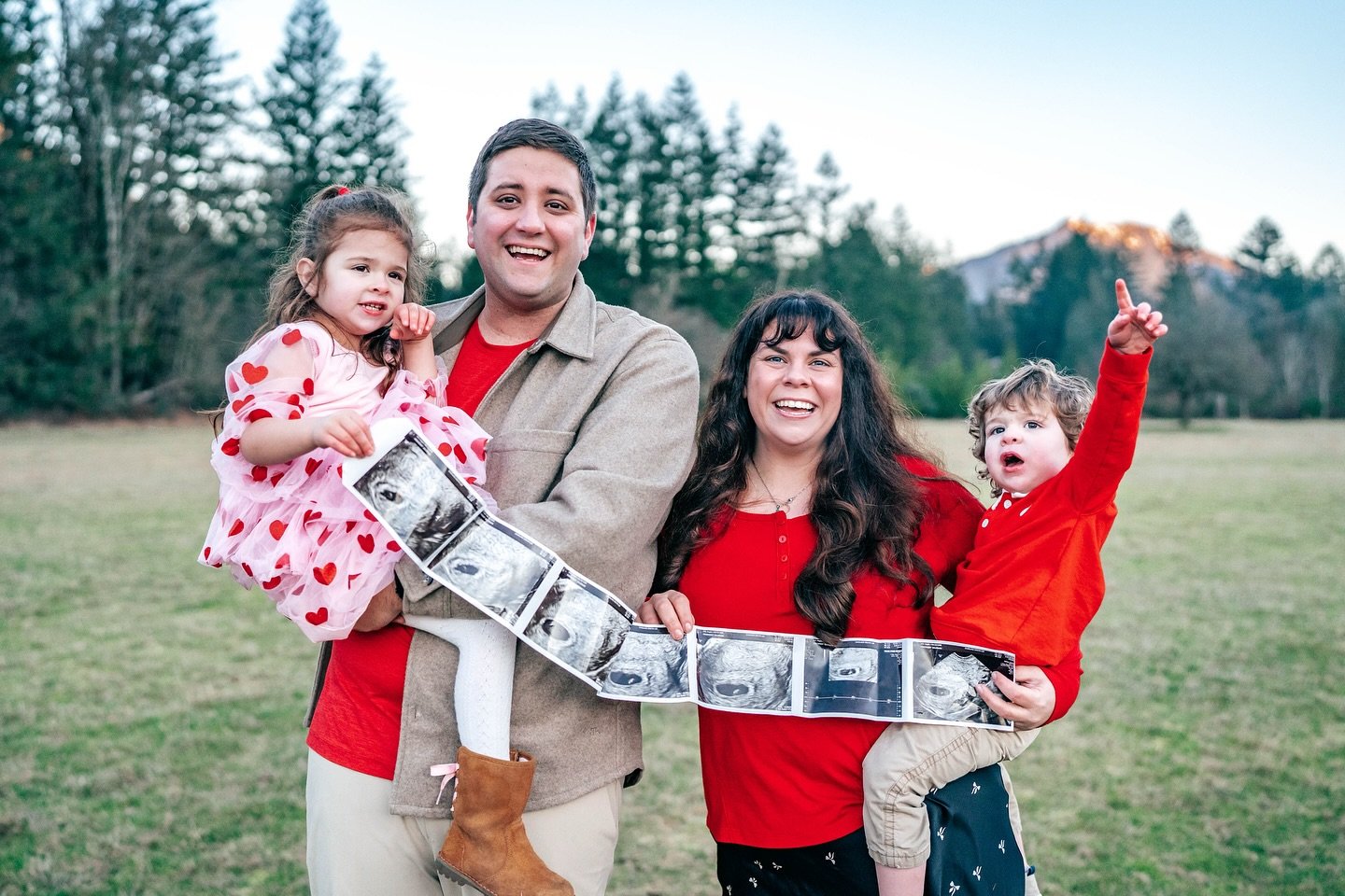 Happy Valentine&rsquo;s Day and congratulations to the Hill family on their expected arrival of baby #3. This was a very fun, very cold, very love filled photoshoot &hearts;️