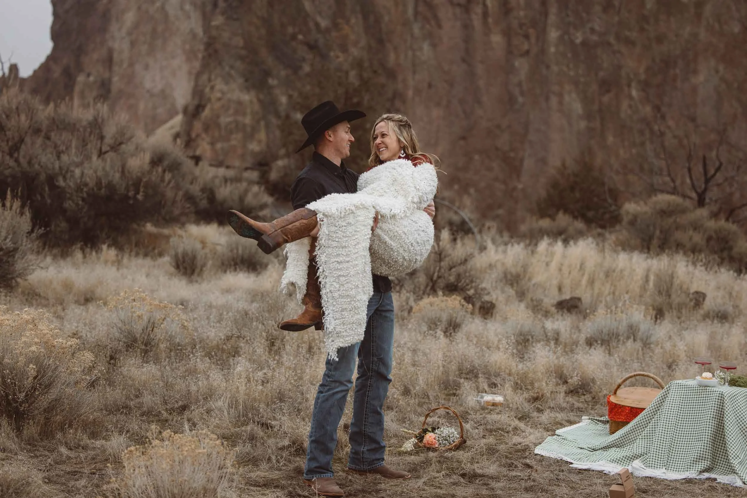 Engagement Session at Smith Rock | A Cozy Country-Style Love Story in Central Oregon